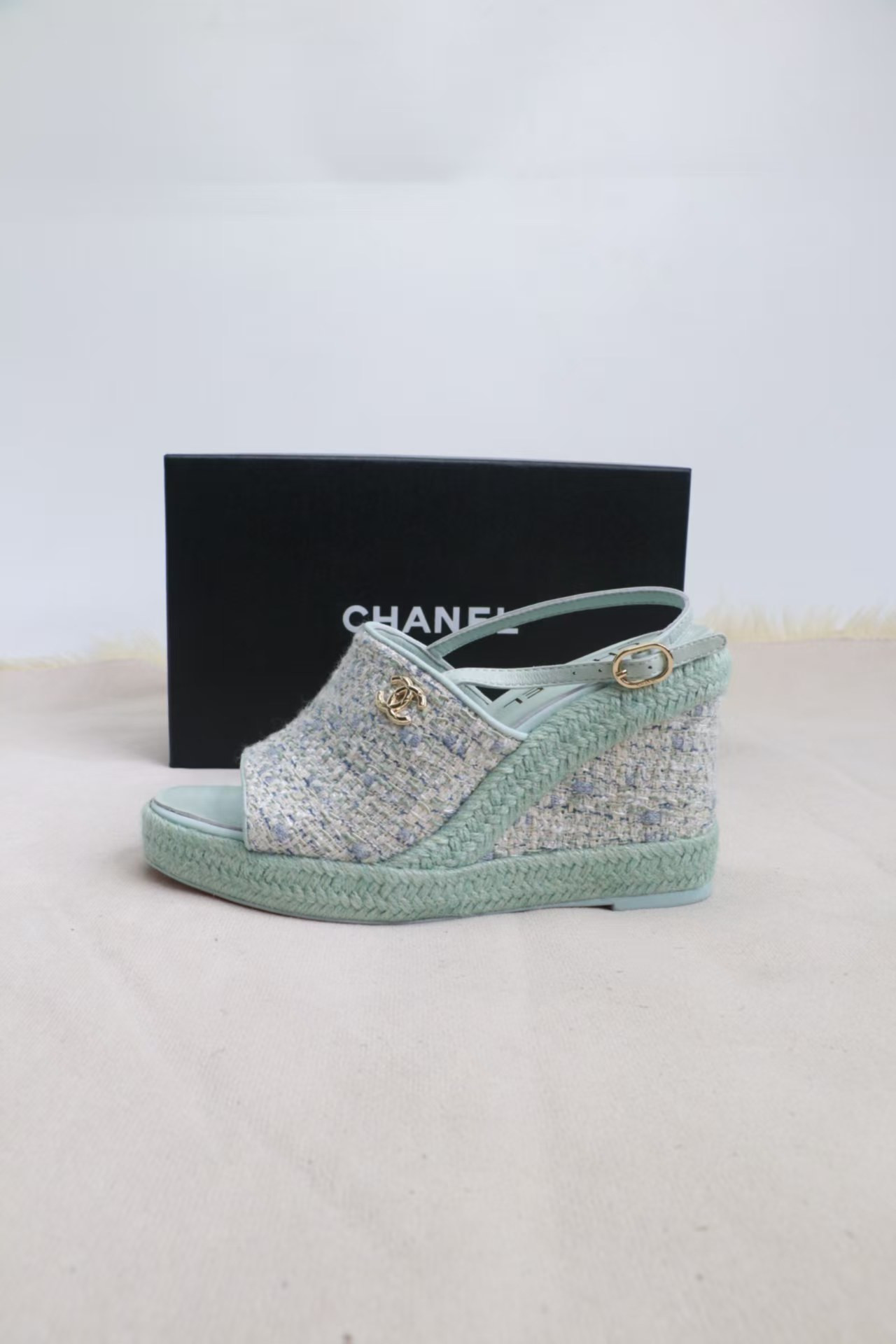 ua Ch**el sandals