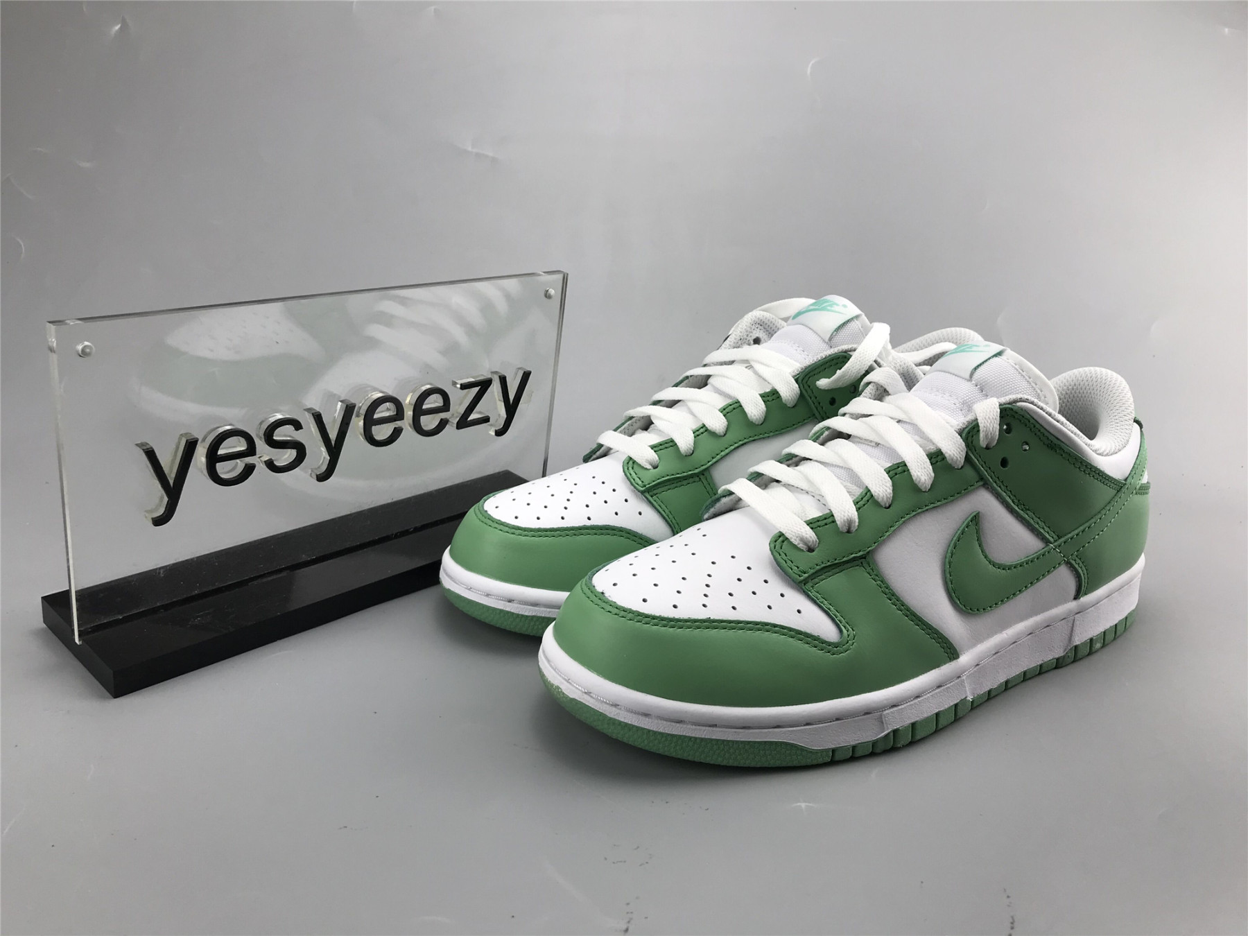 UA NIKE DUNK LOW WMNS "GREEN GLOW"