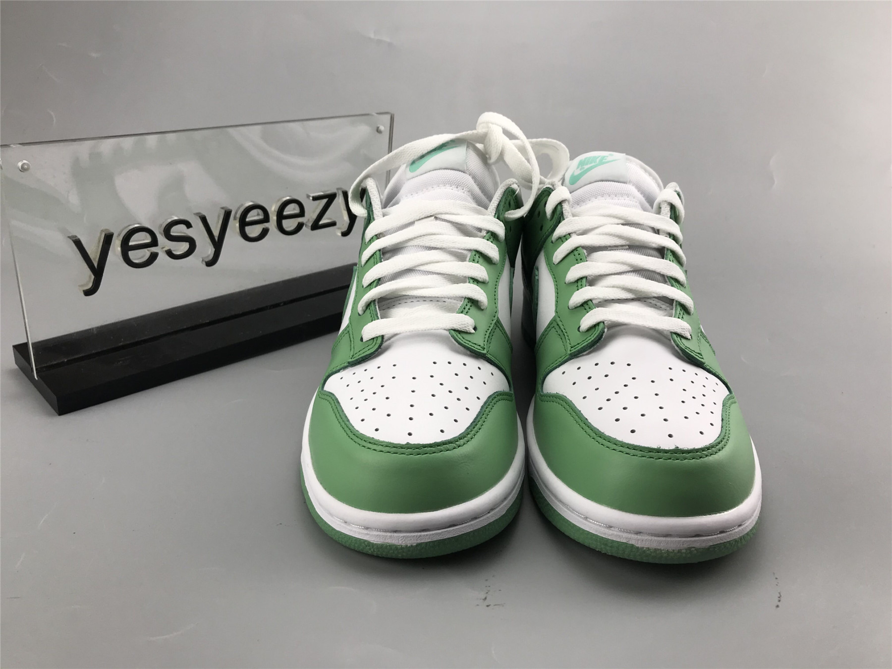 UA NIKE DUNK LOW WMNS "GREEN GLOW"