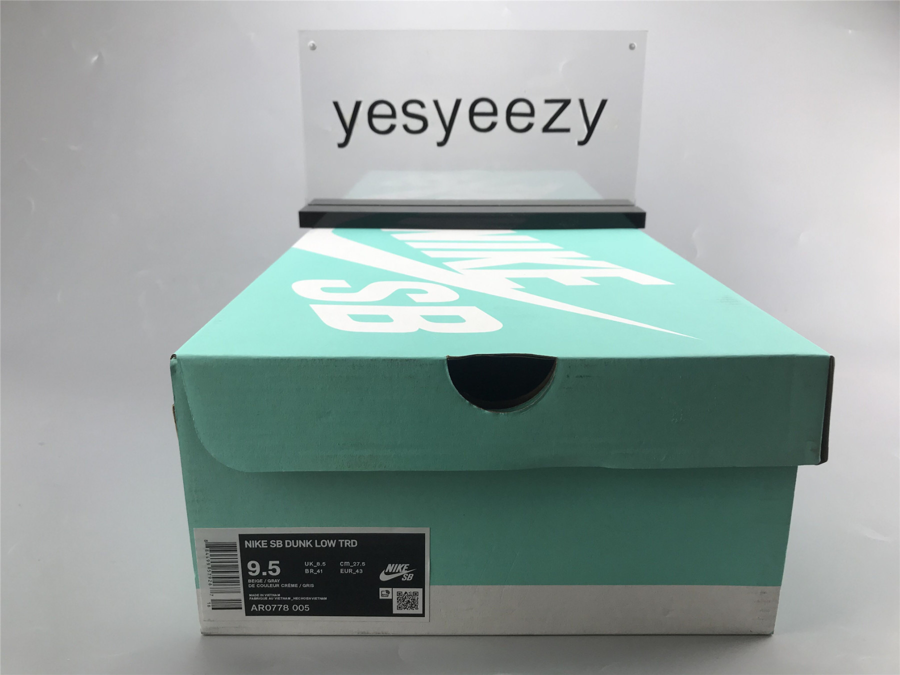 UA NIKE SB DUNK LOW TRD