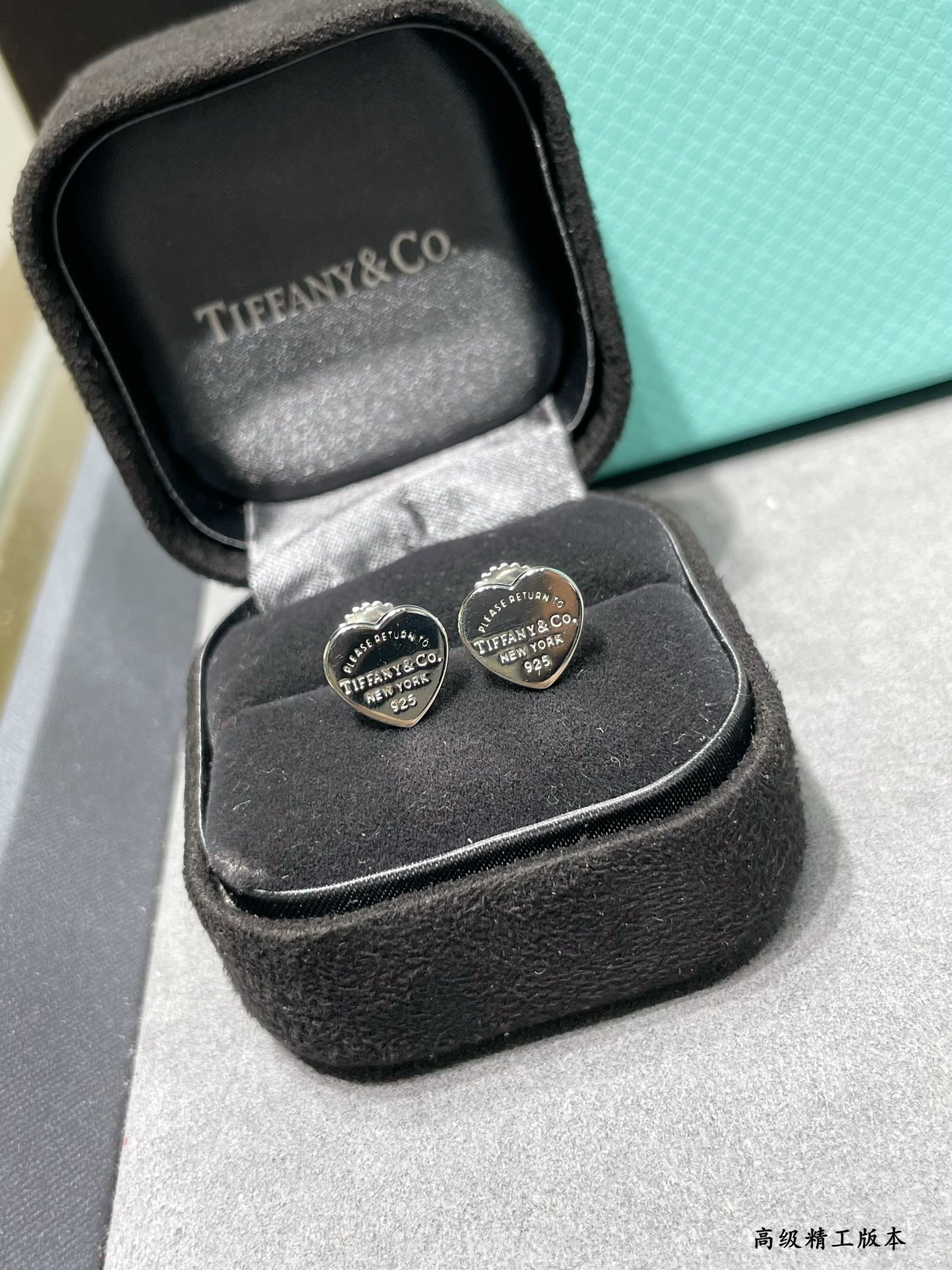 T*f*ny & Co. Heart Stud Earrings in Sterling Silver Ag925
