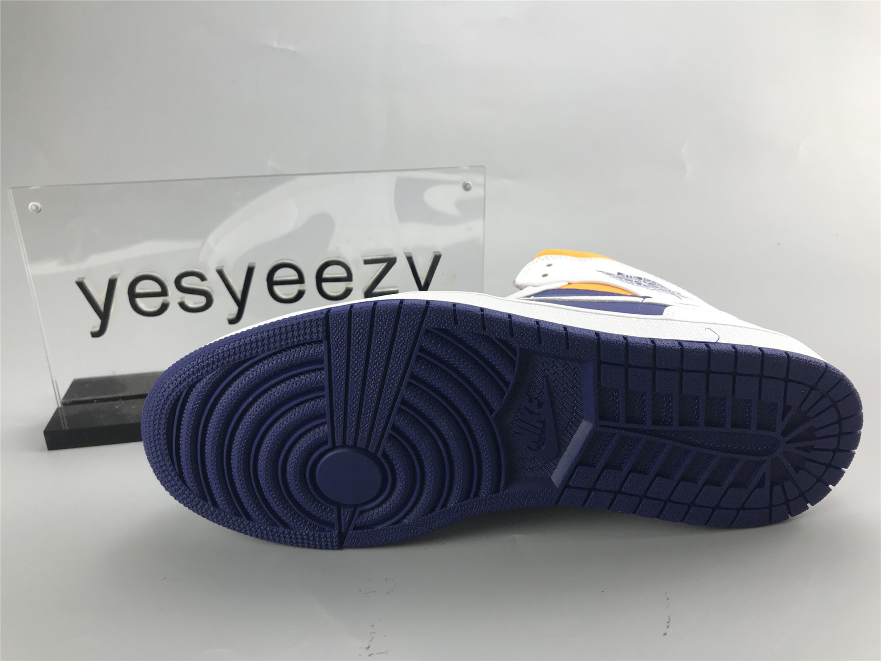 UA  AIR JORDAN 1 MID 