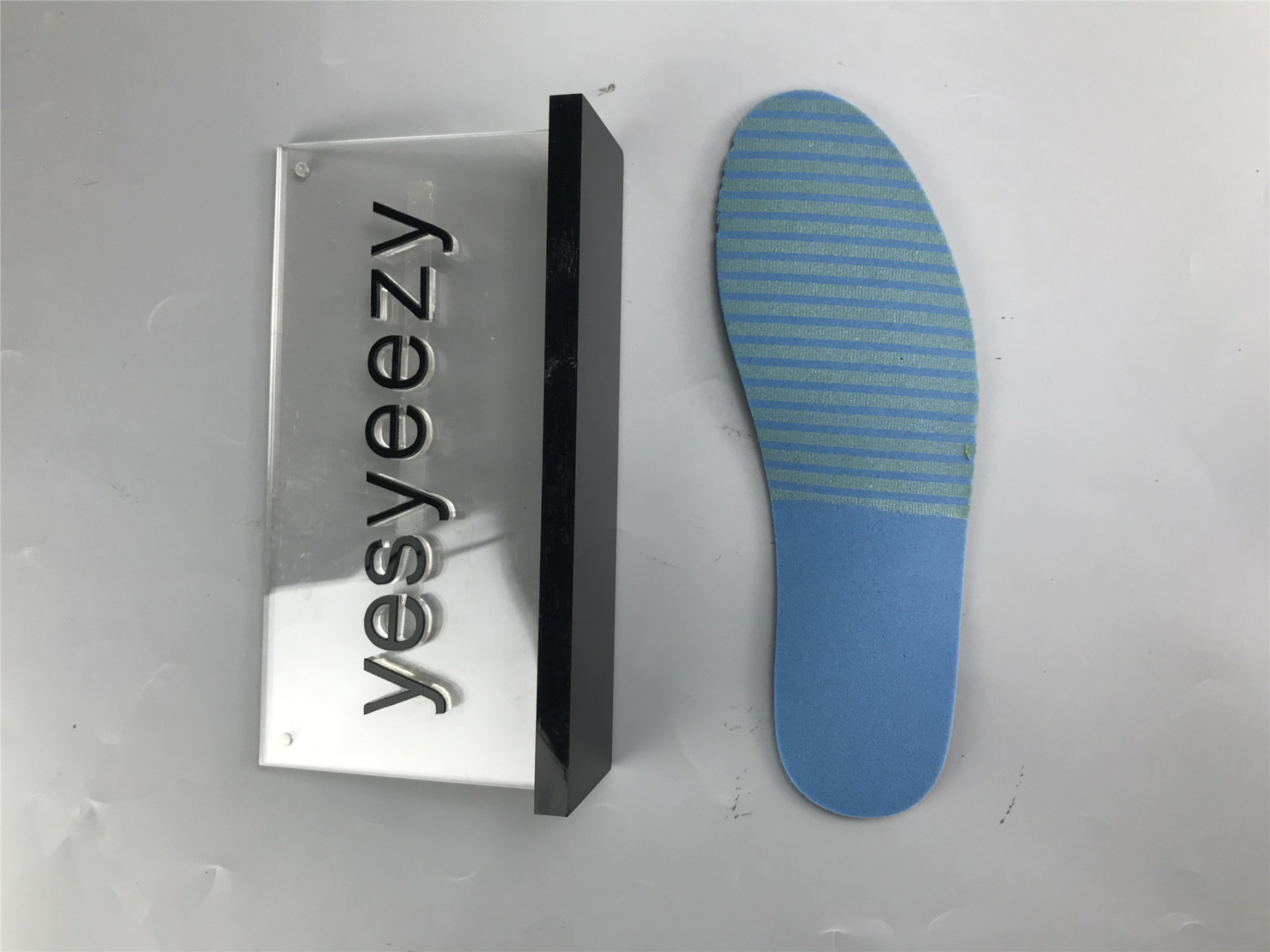 UA  AIR JORDAN 1 MID 