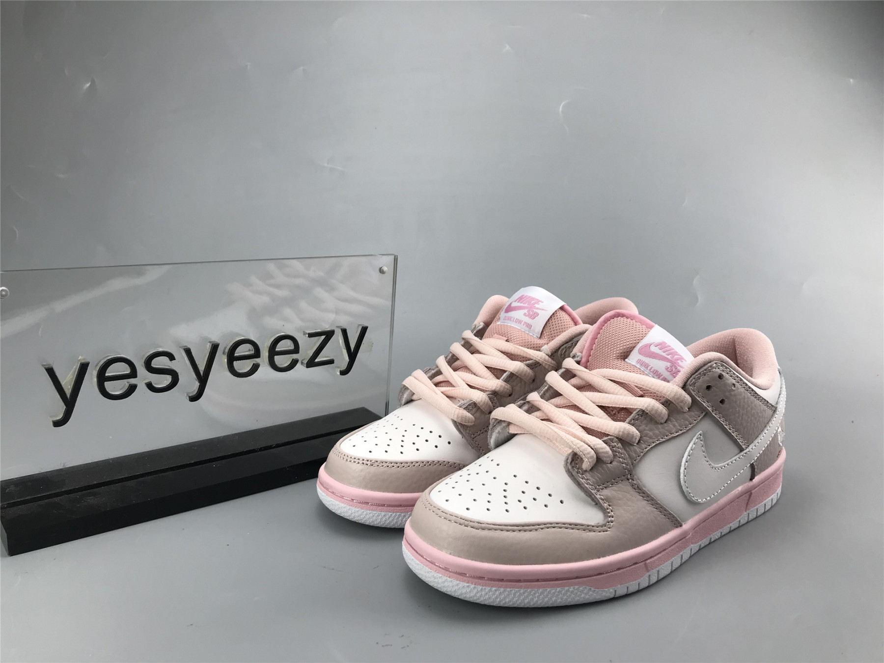 UA WMNS NIKE DUNK LOW ELITE SB