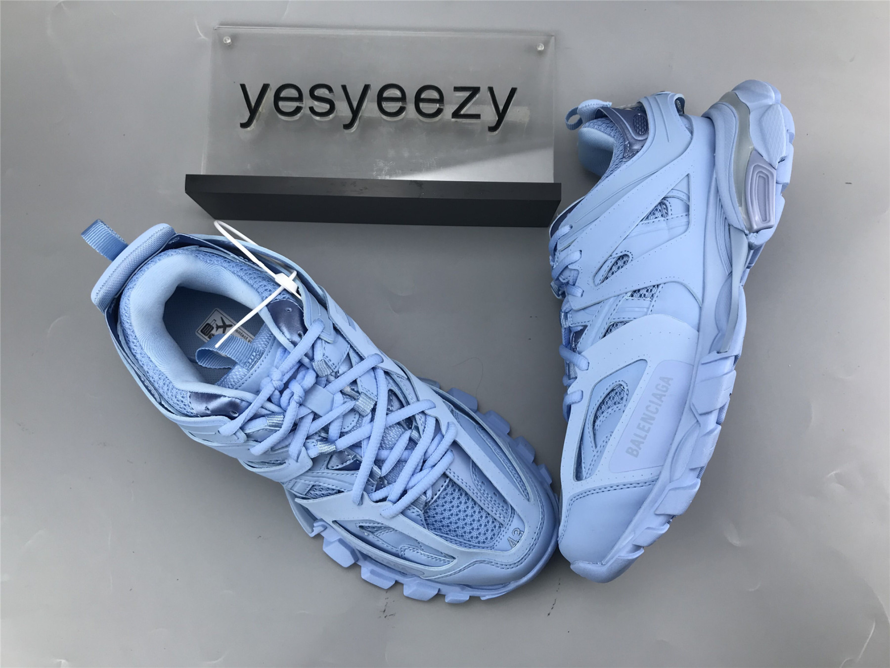 UA TRACK TRAINER LIGHT BLUE WITH LED LIGHTS