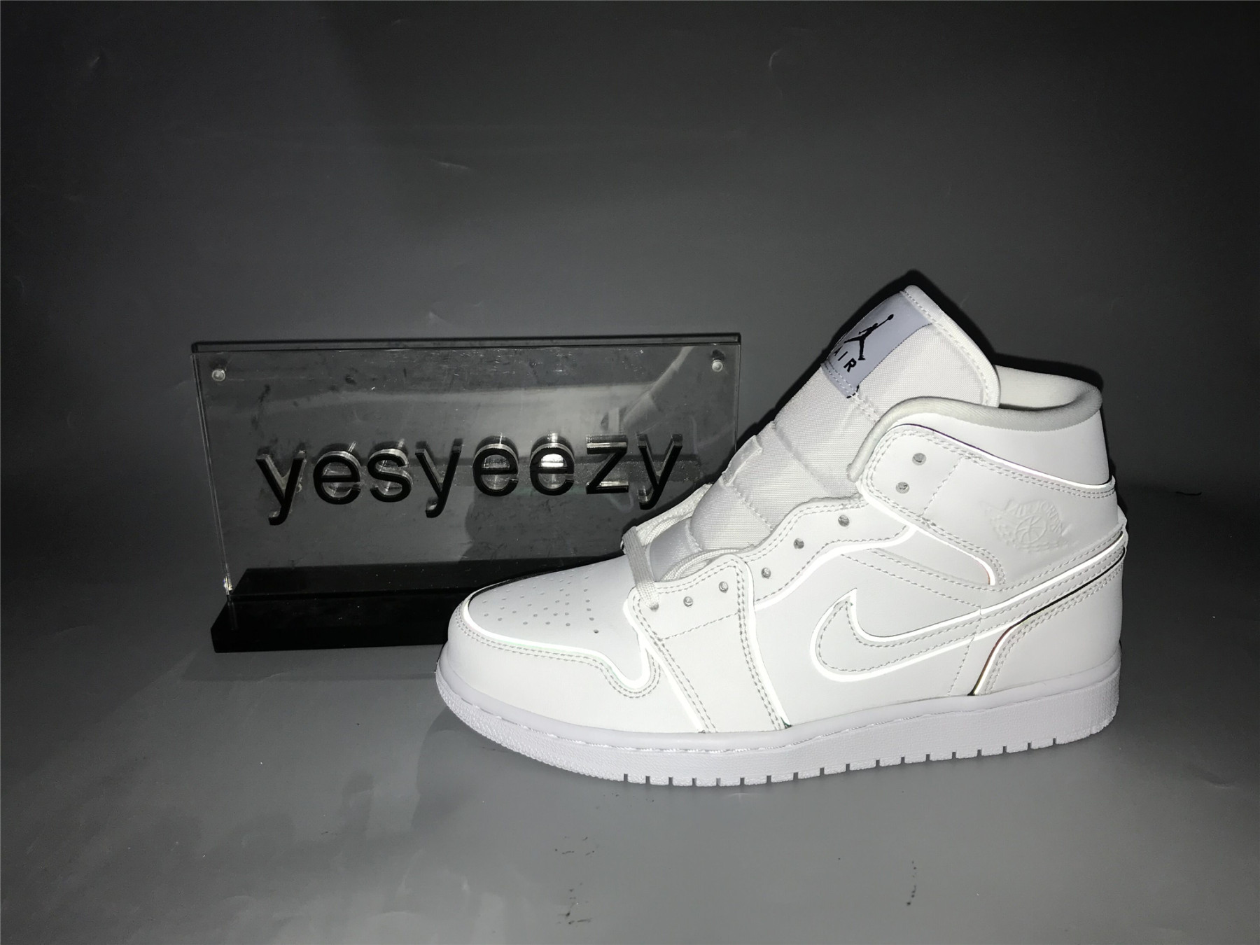 UA WMNS AIR JORDAN 1 MID SE 