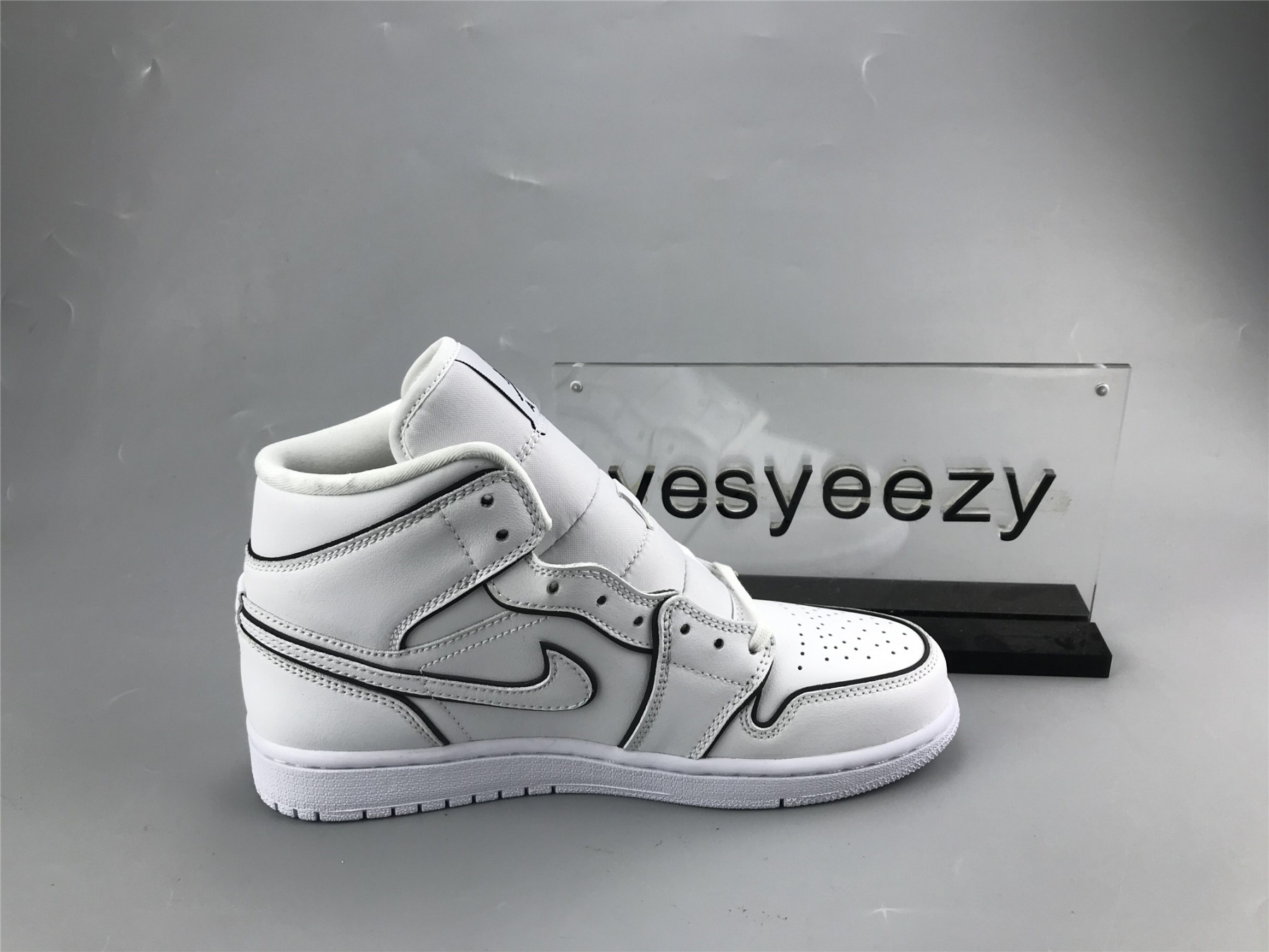 UA WMNS AIR JORDAN 1 MID SE 