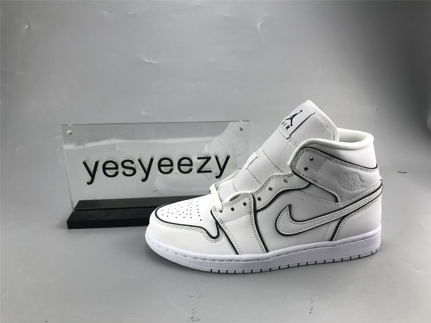 UA WMNS AIR JORDAN 1 MID SE 