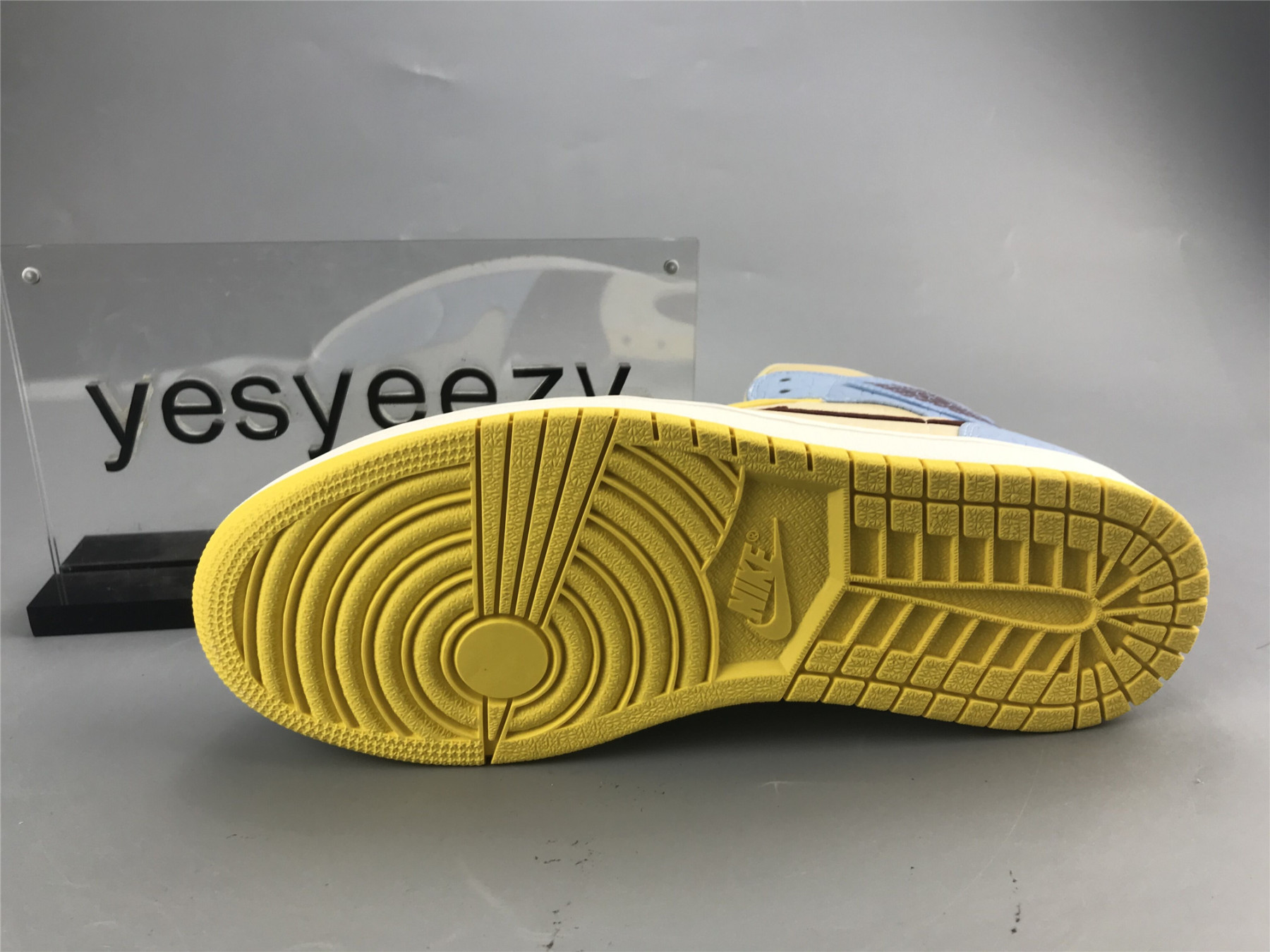 UA Ma1s0n CHATEAU ROUGE X AIR JORDAN 1 MID SE 