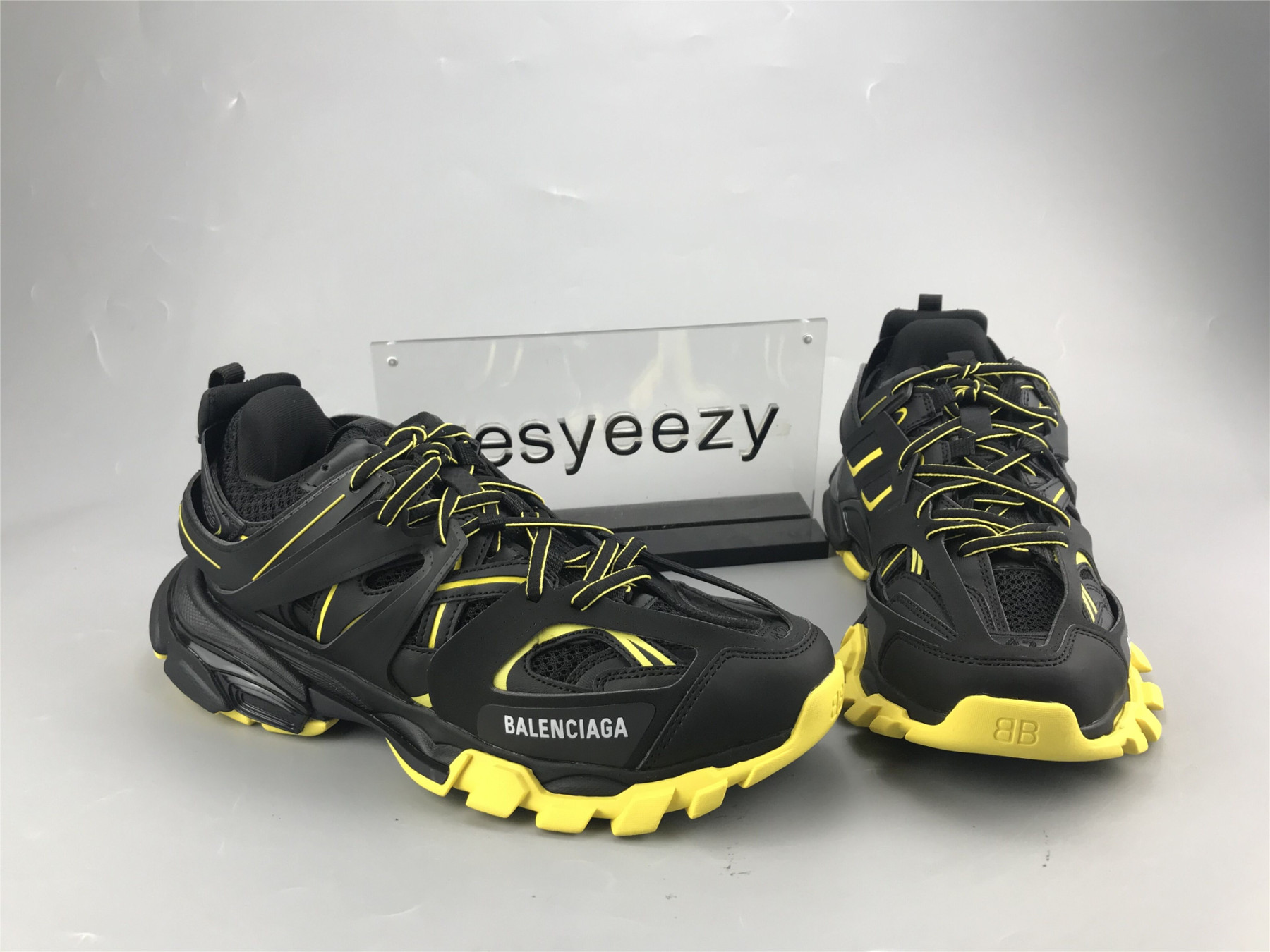 UA TRACK TRAINER BLACK YELLOW SNEAKER