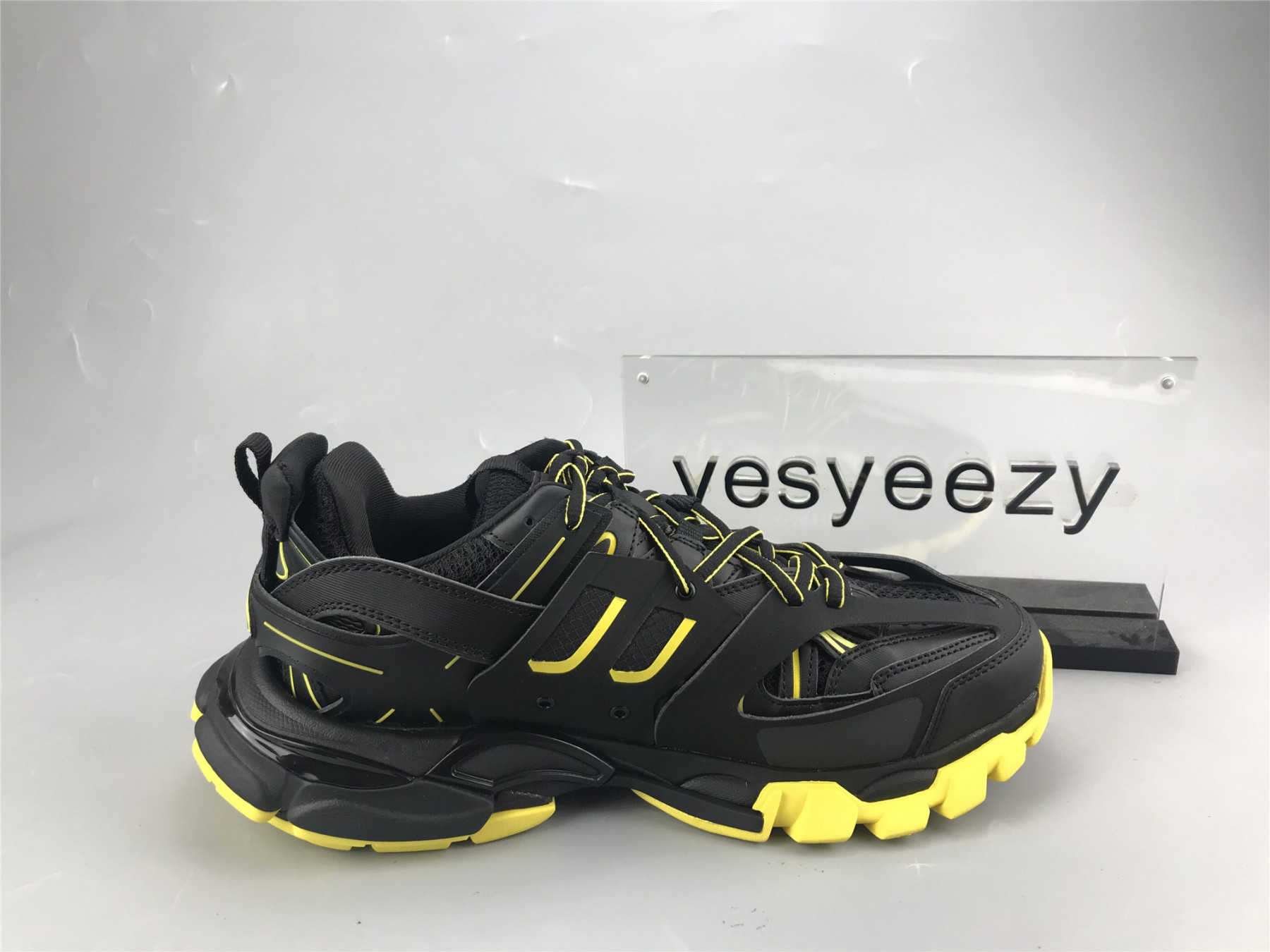 UA TRACK TRAINER BLACK YELLOW SNEAKER