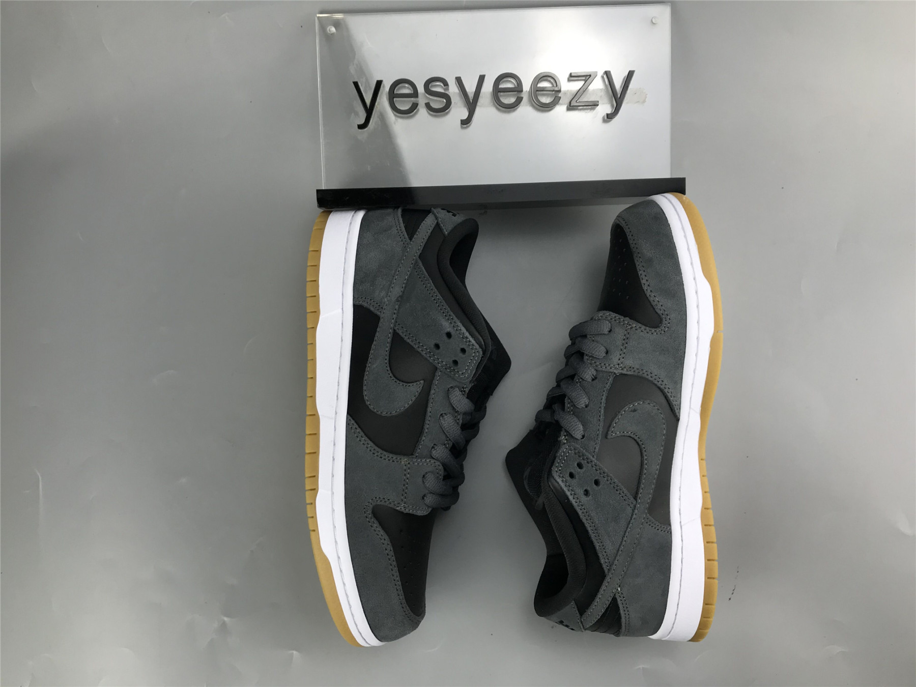 UA NIKE SB DUNK LOW TRD