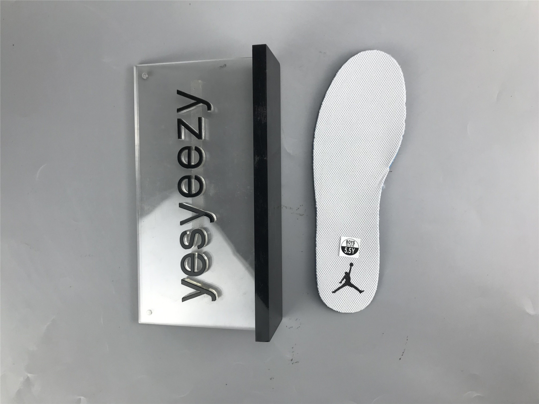 UA  AIR JORDAN 1 MID SE GS 