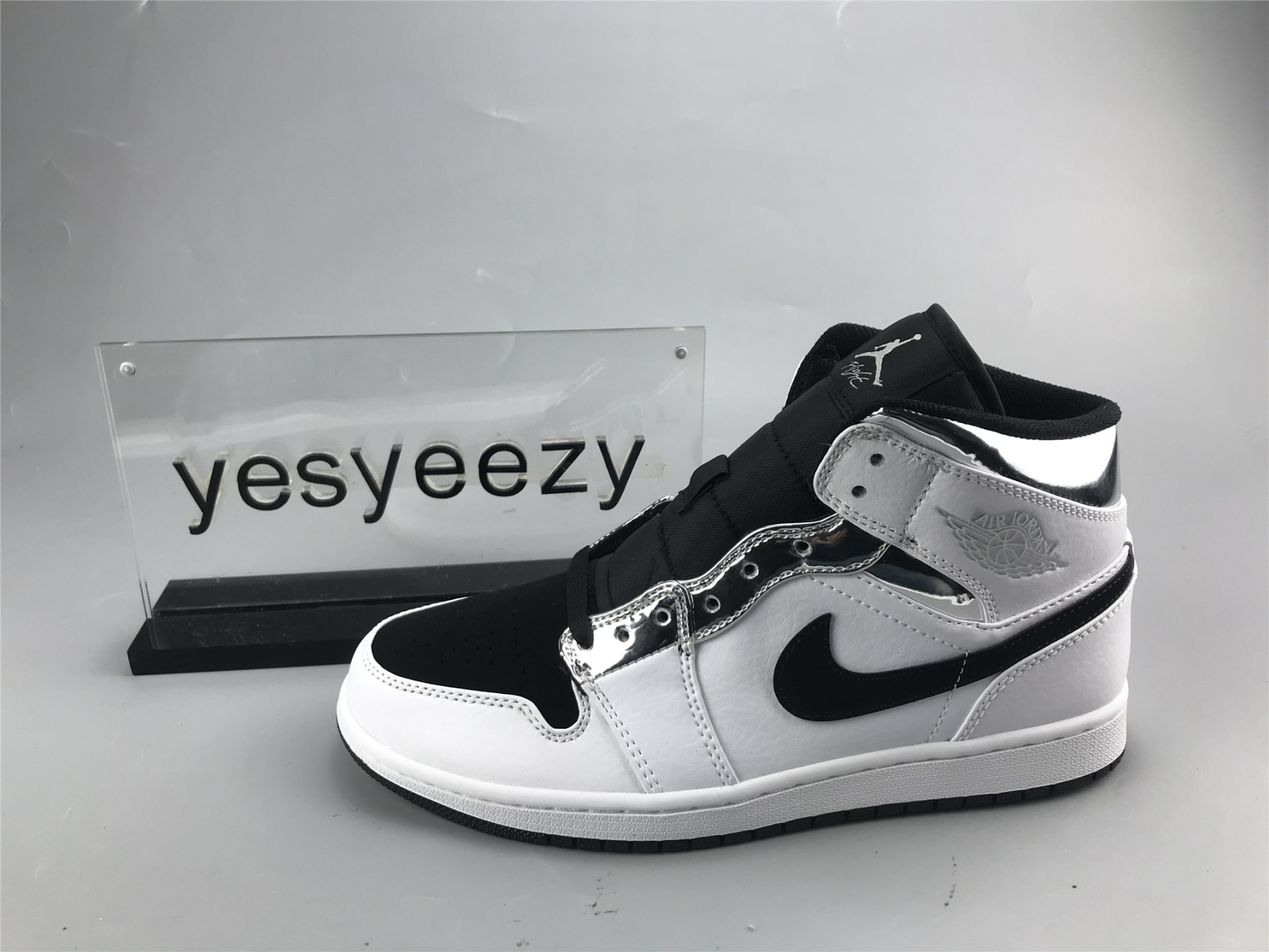 UA  AIR JORDAN 1 MID 