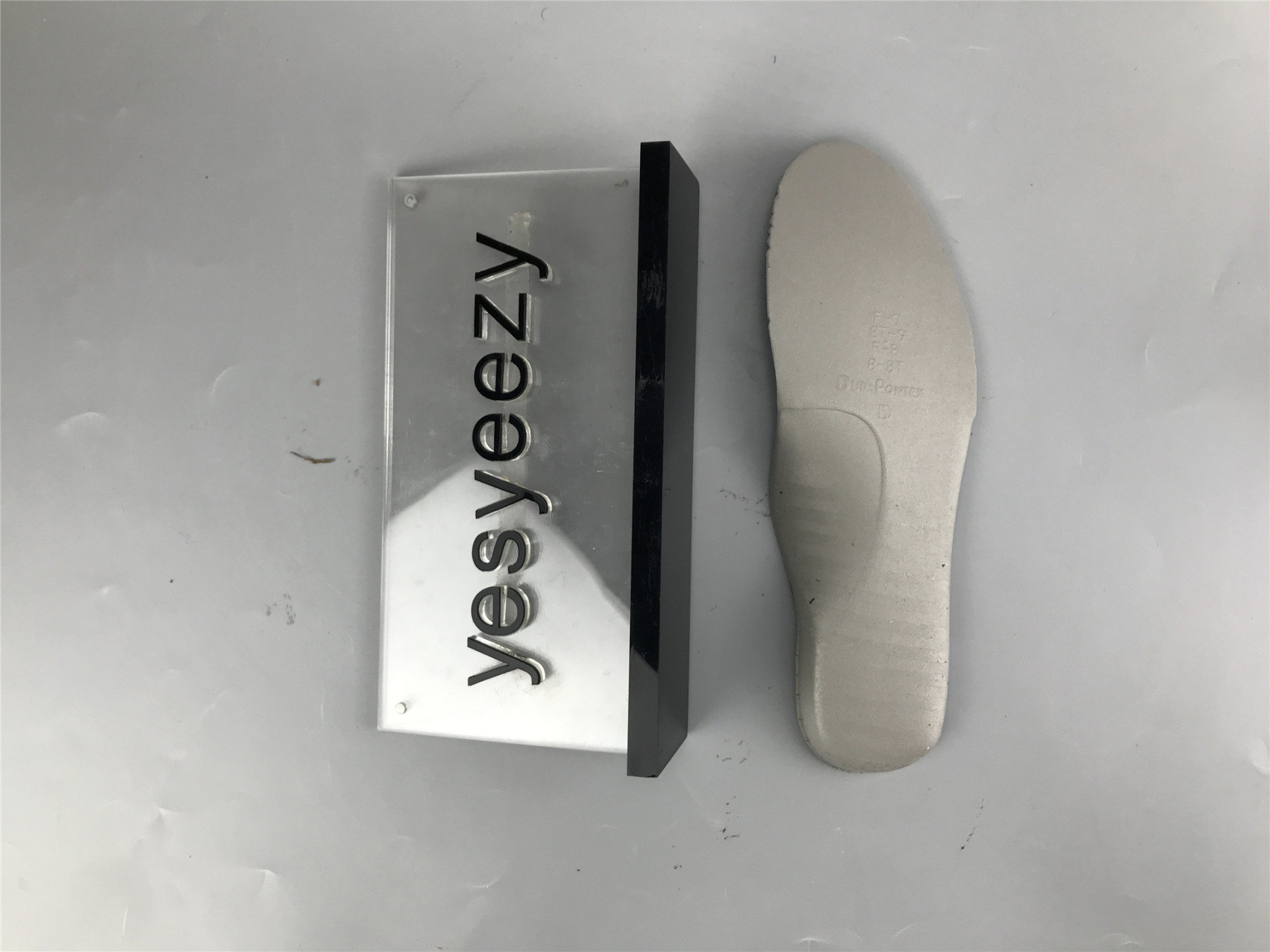 UA AIR JORDAN 4 RETRO 