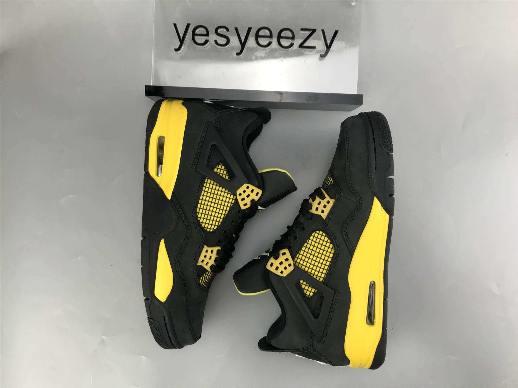 UA AIR JORDAN 4 RETRO 