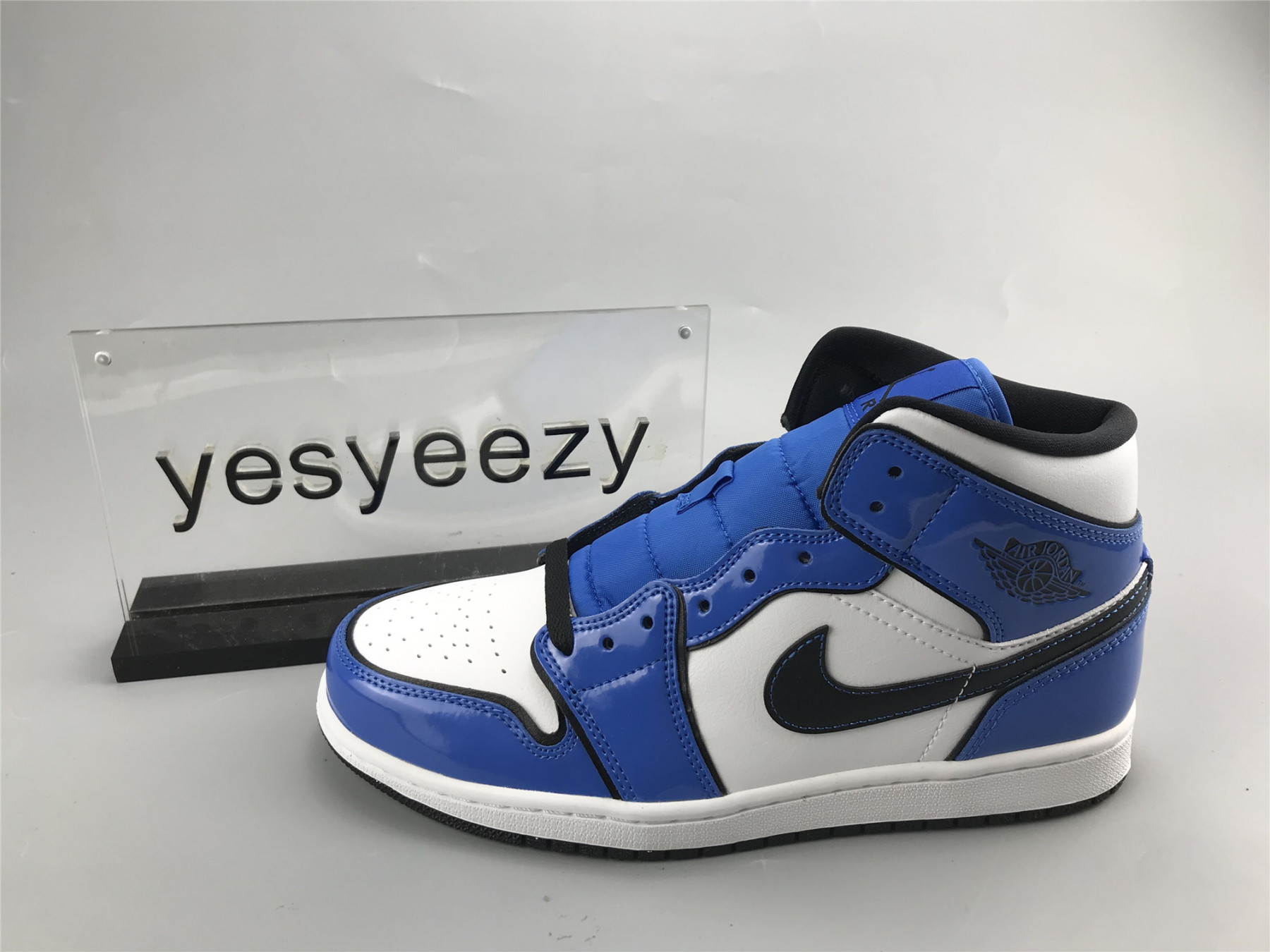 UA AIR JORDAN 1 MID SE 