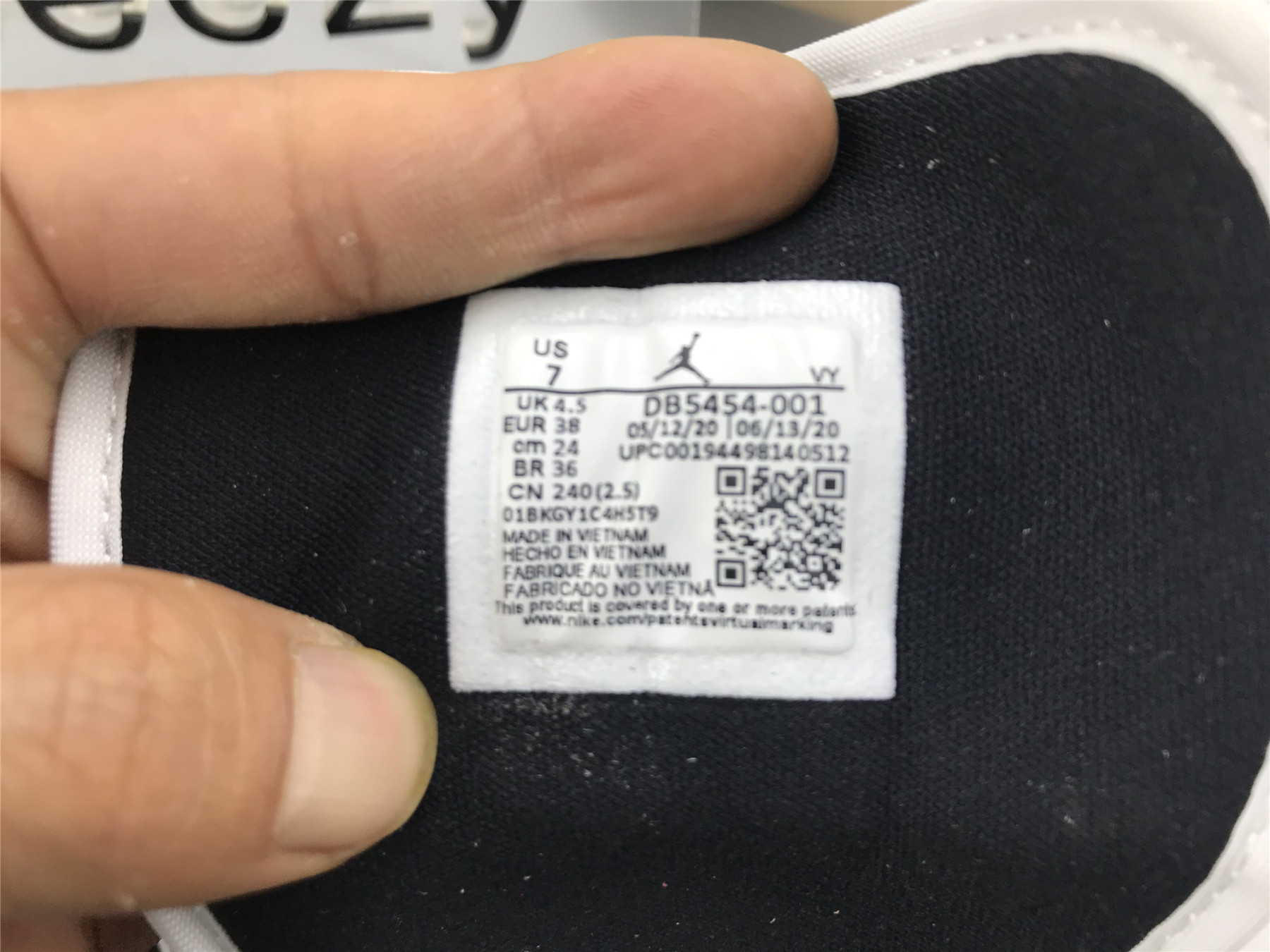 UA WMNS AIR JORDAN 1 MID SE