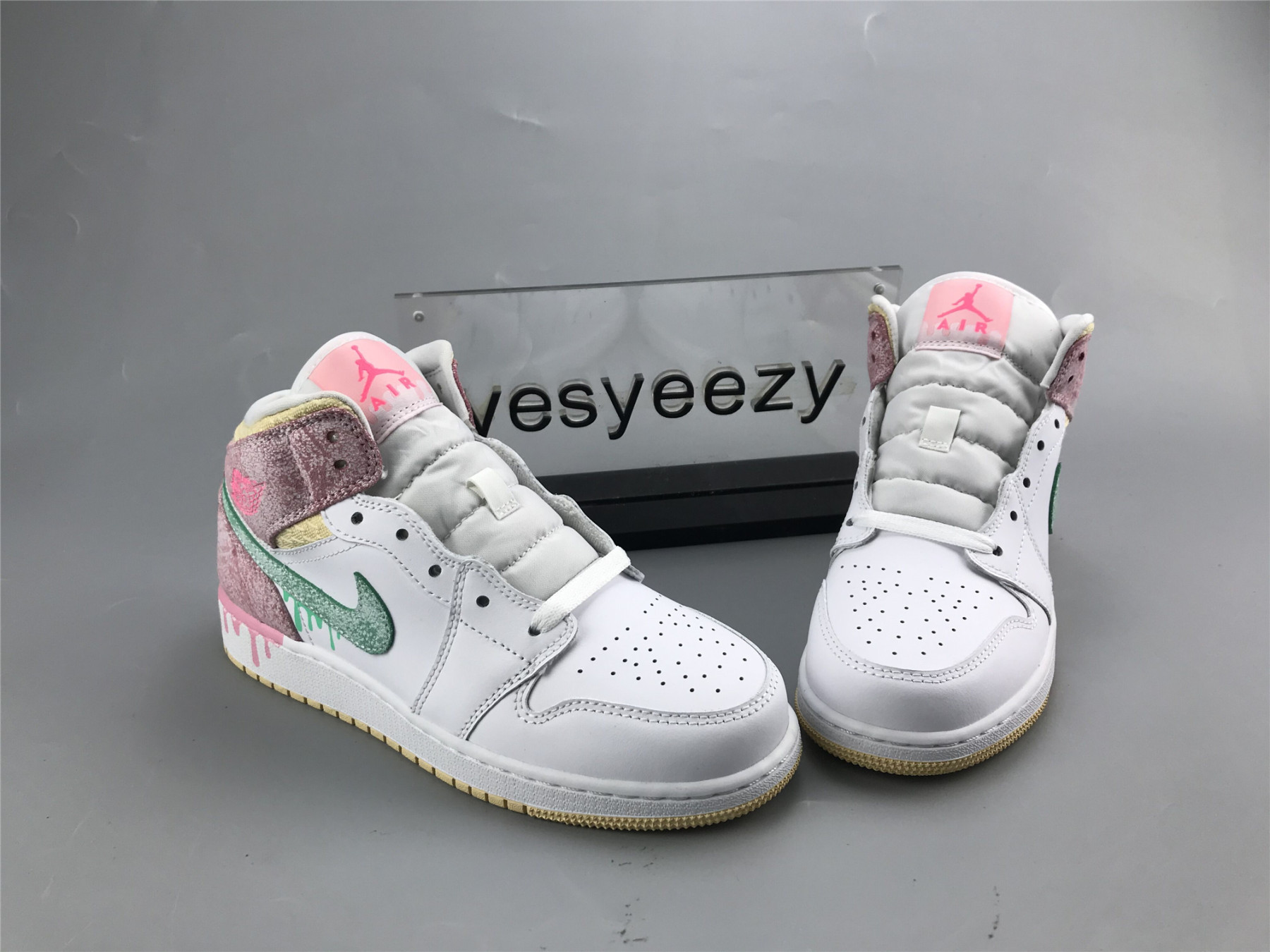 UA AIR JORDAN 1 MID SE GS 