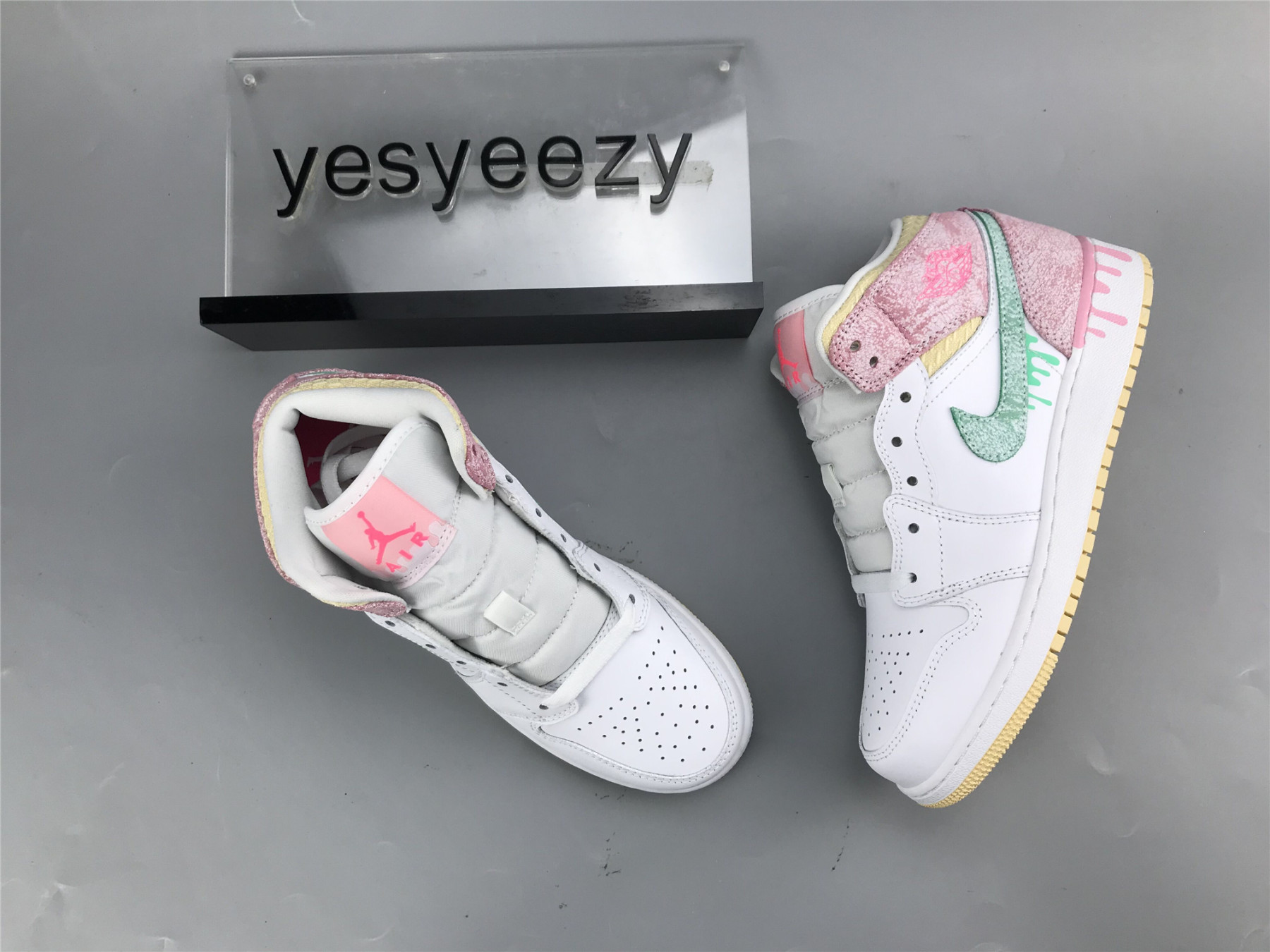 UA AIR JORDAN 1 MID SE GS 