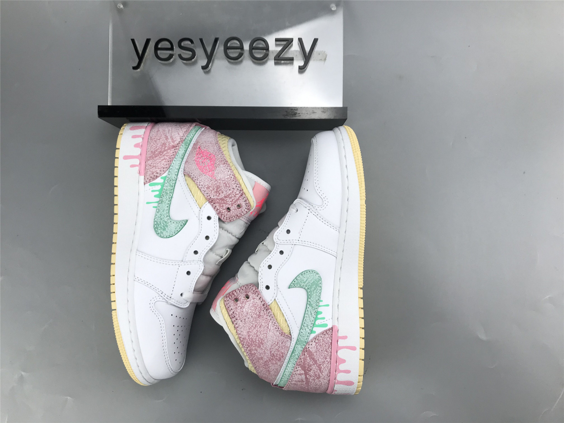 UA AIR JORDAN 1 MID SE GS 