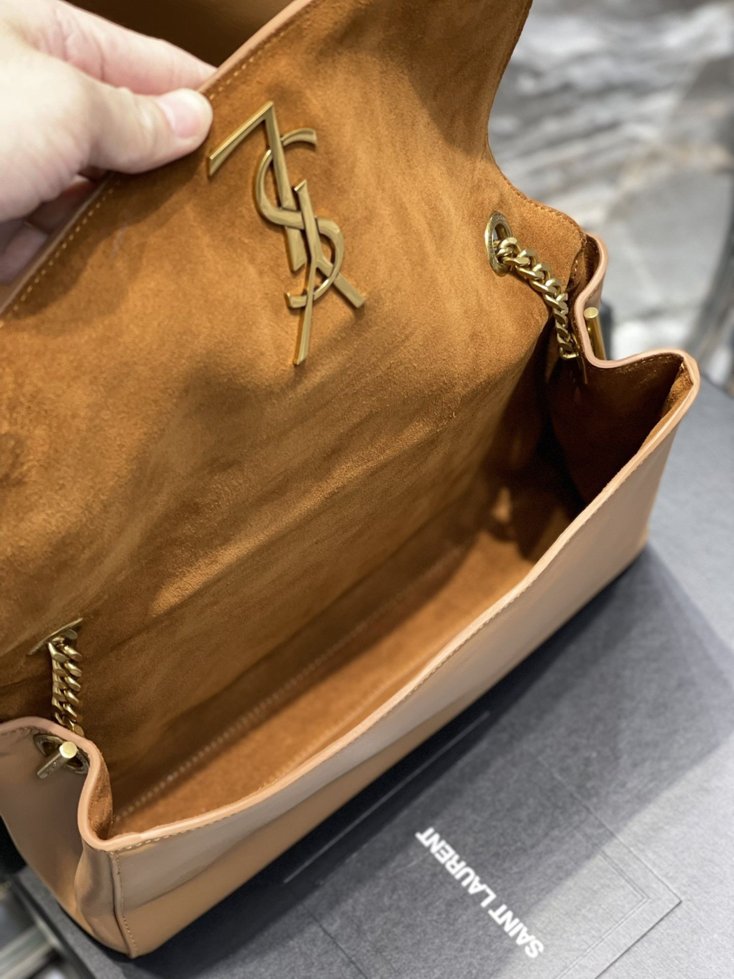 Y51 Kate Reversible Suede and Leather Shoulder Bag 28.5x20x6cm