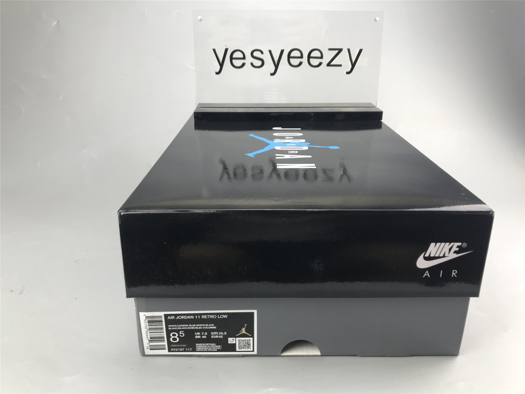 UA AIR JORDAN 11 RETRO LOW 