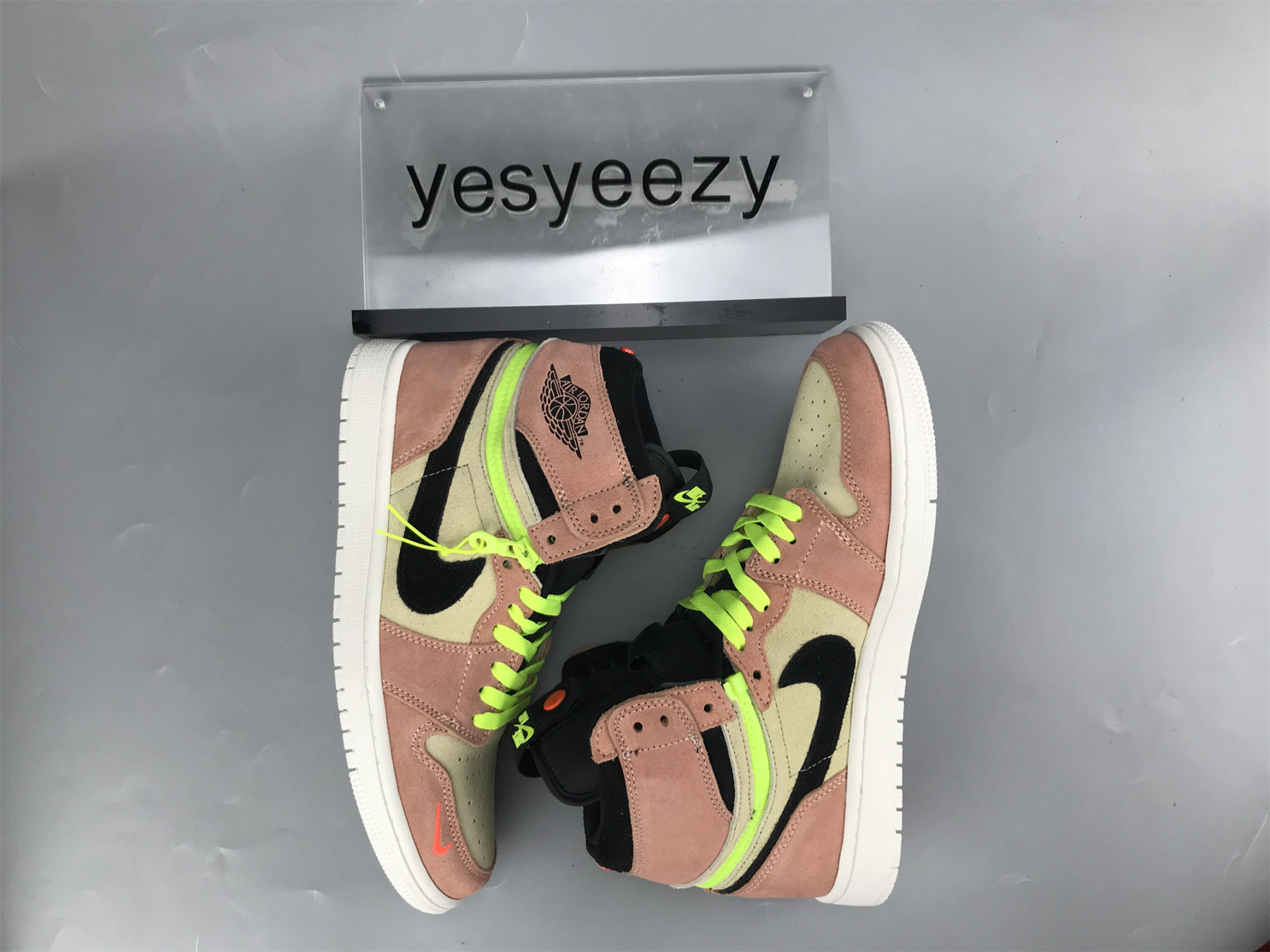 UA AIR JORDAN 1 HIGH SWITCH