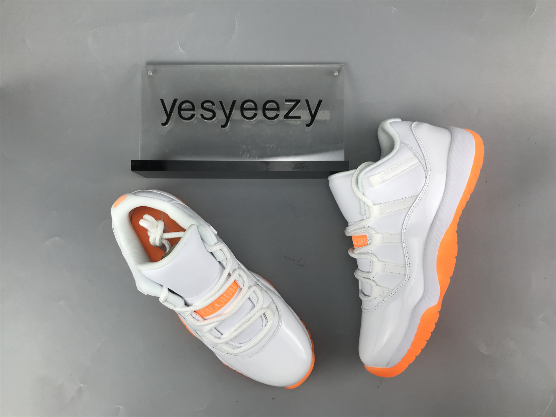 UA WMNS AIR JORDAN 11 RETRO LOW 