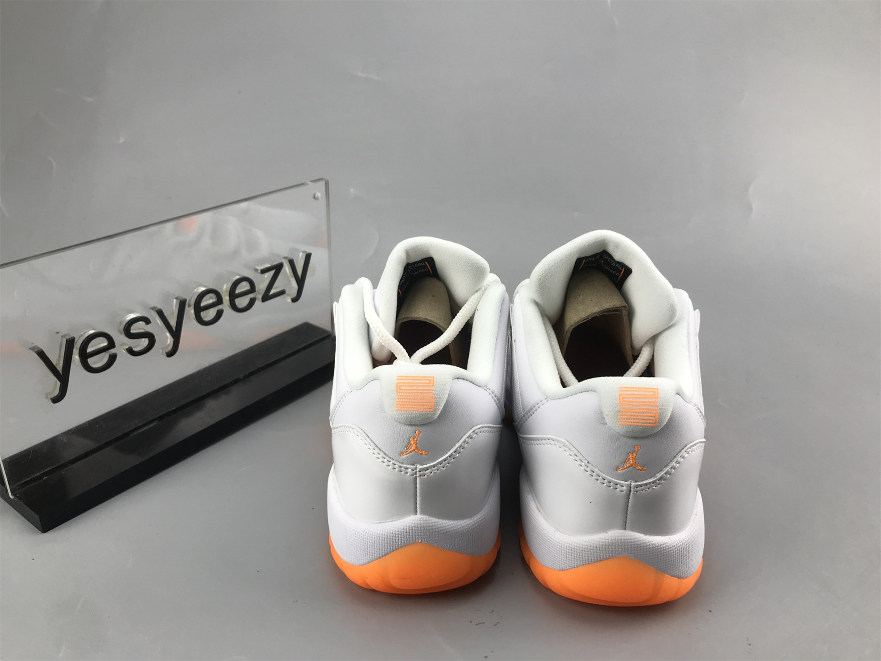 UA WMNS AIR JORDAN 11 RETRO LOW 