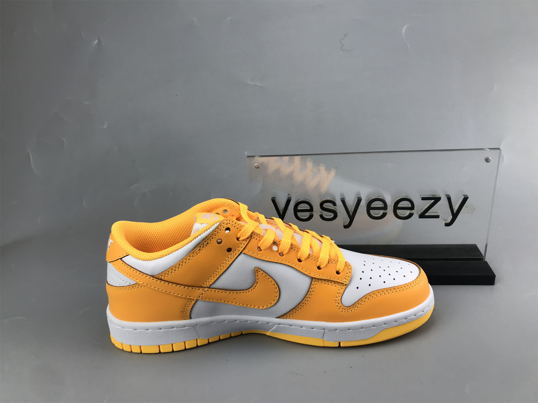 UA NIKE WMNS DUNK LOW 