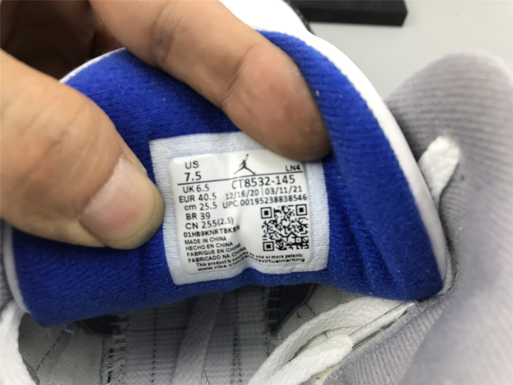 UA AIR JORDAN 3 RETRO 