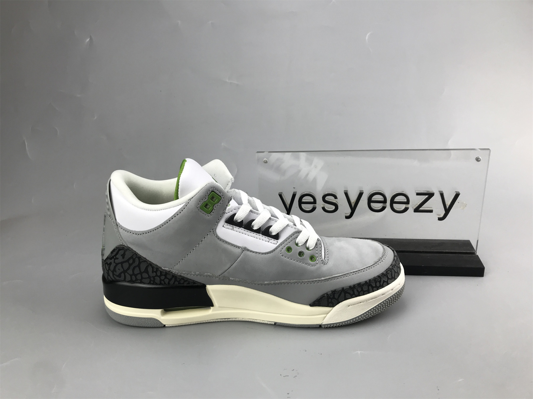 UA AIR JORDAN 3 RETRO 