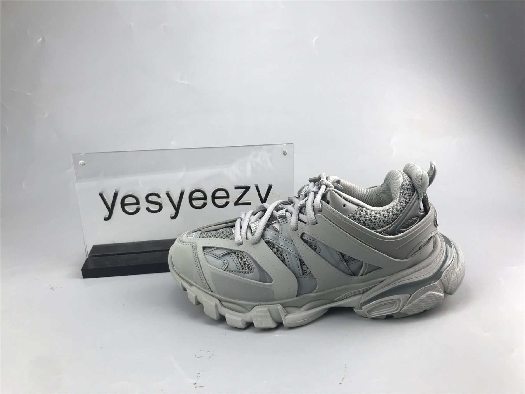 UA TRACK SNEAKER IN GREY