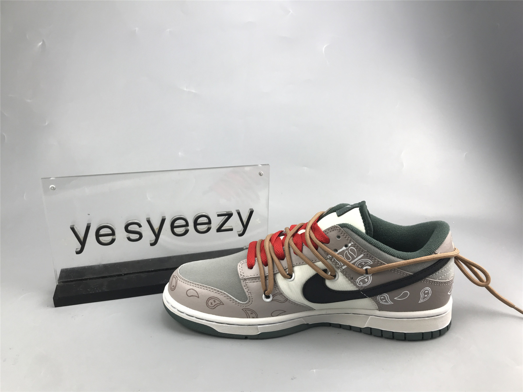 UA NIKE DUNK LOW SE MULTI-CAMO