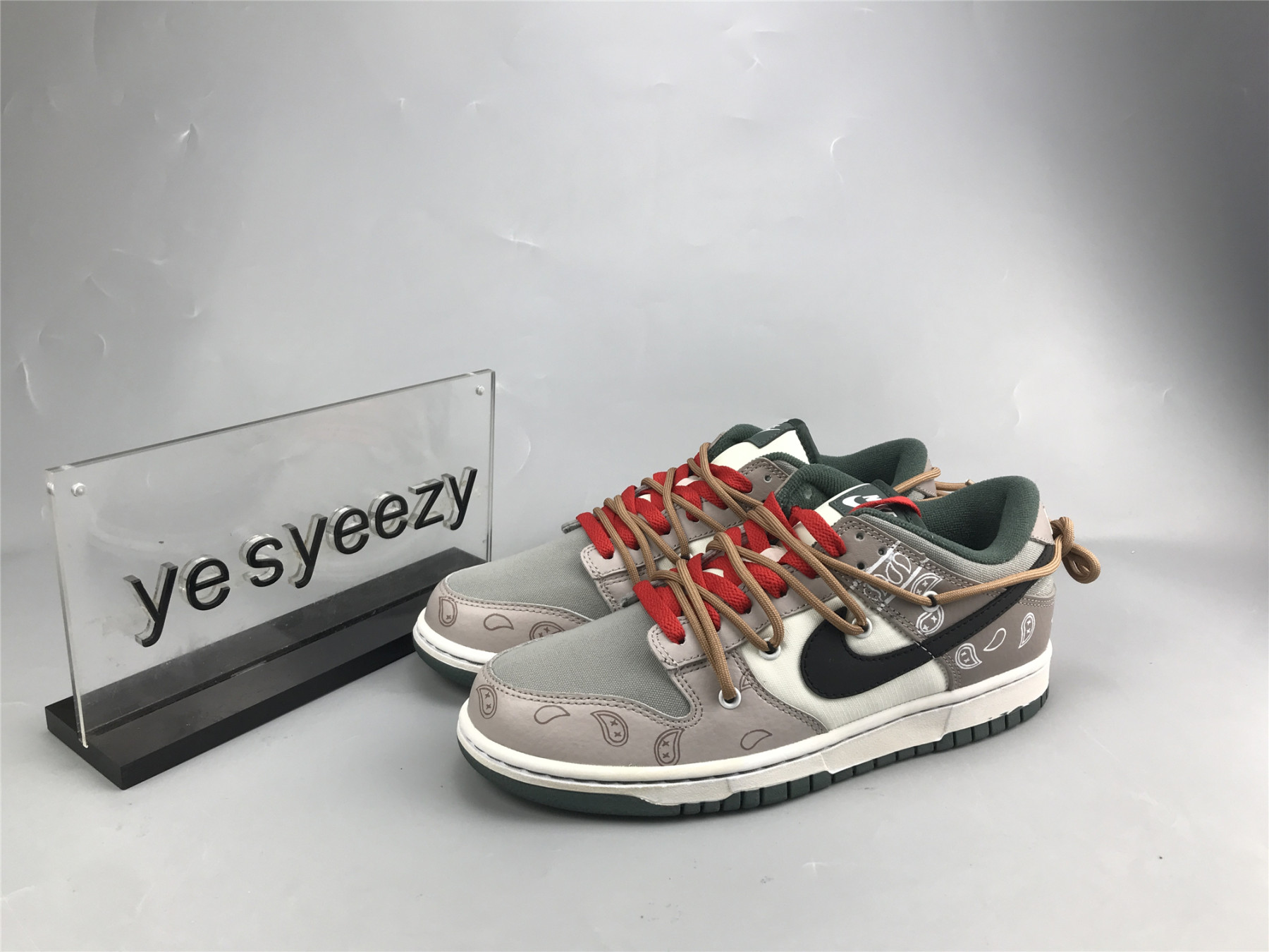 UA NIKE DUNK LOW SE MULTI-CAMO