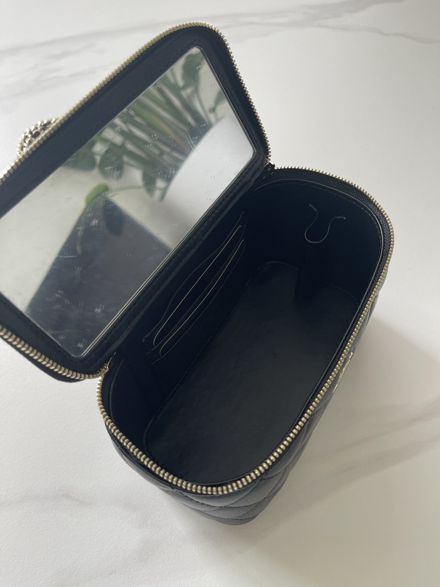 Ch**el with chain 16X9.5X8cm