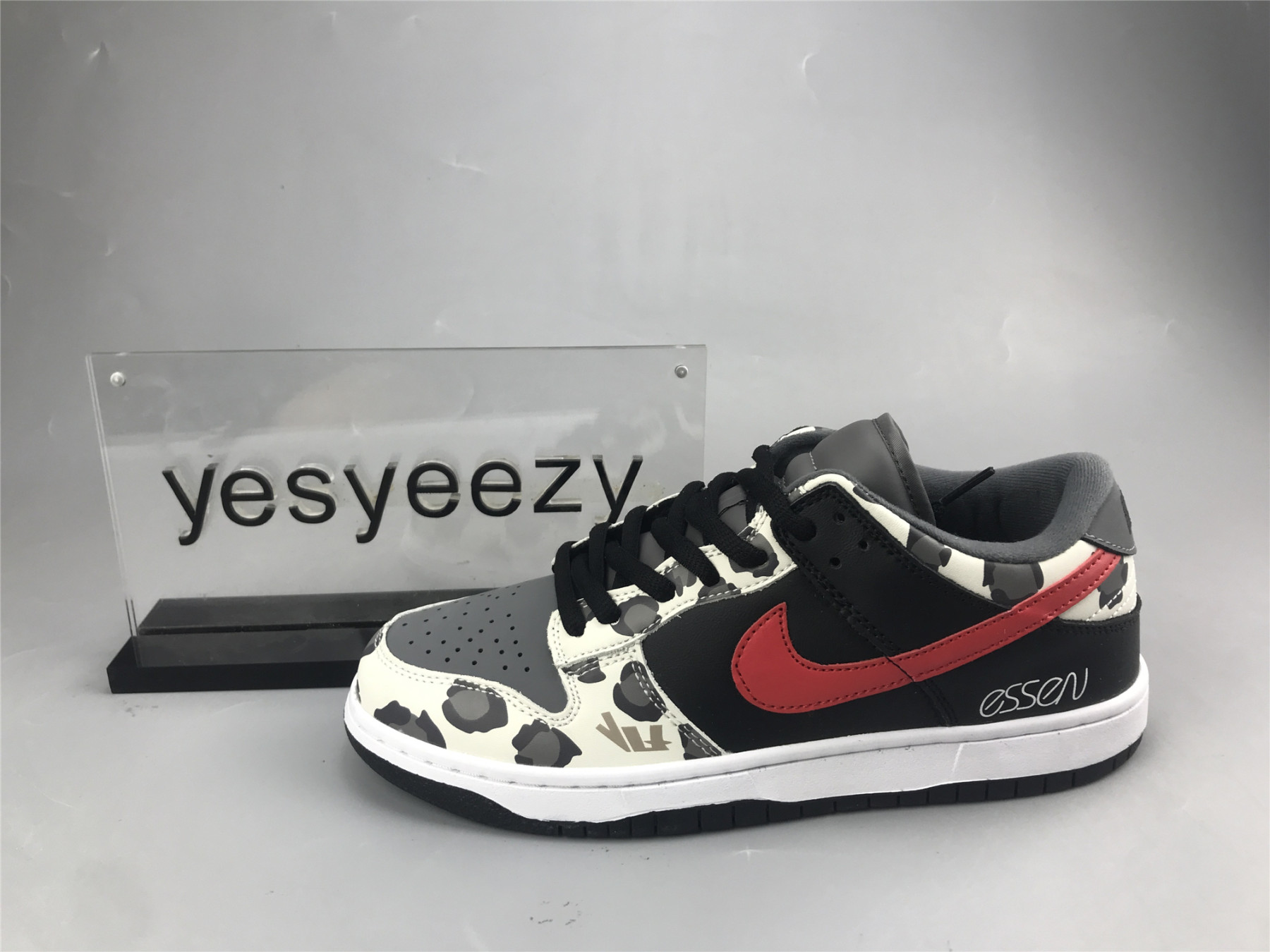 UA NIKE SB DUNK LOW BLACK RED COW