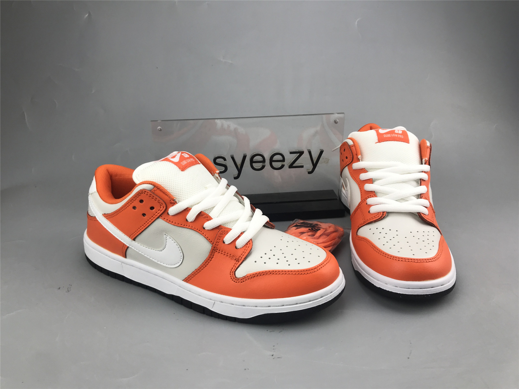 UA NIKE SB DUNK LOW WHITE ORANGE