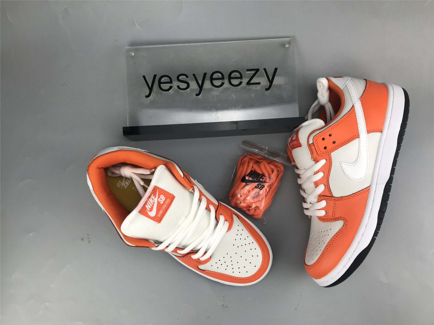 UA NIKE SB DUNK LOW WHITE ORANGE
