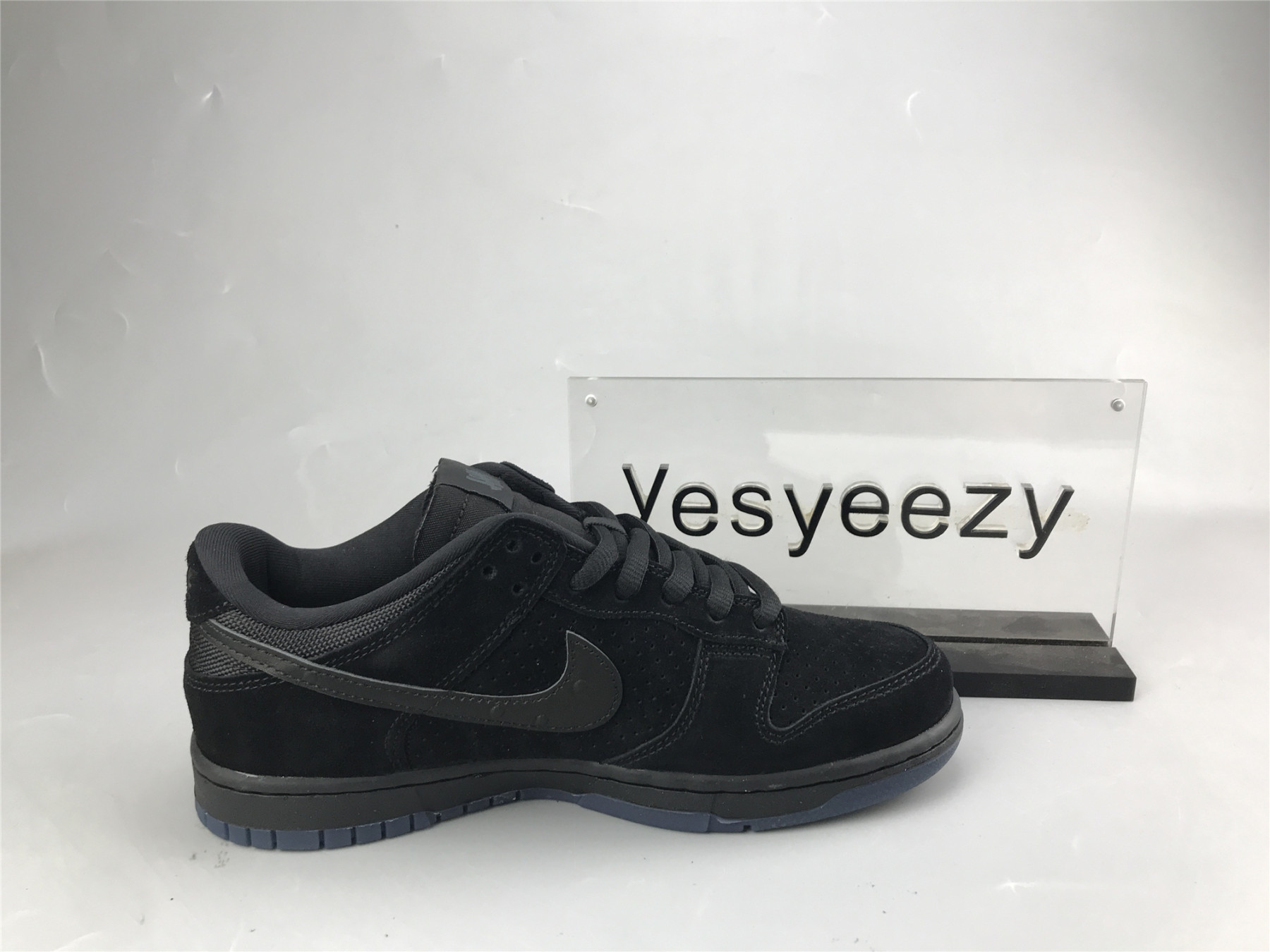 UA NIKE UNDEFEATED X DUNK LOW 