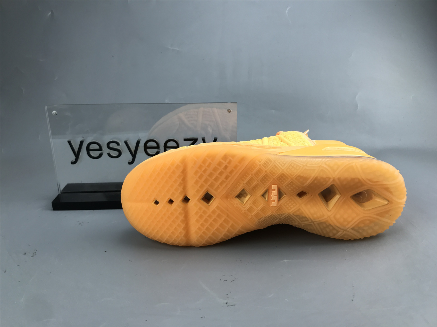 UA NIKE LEBRON 18 EP 