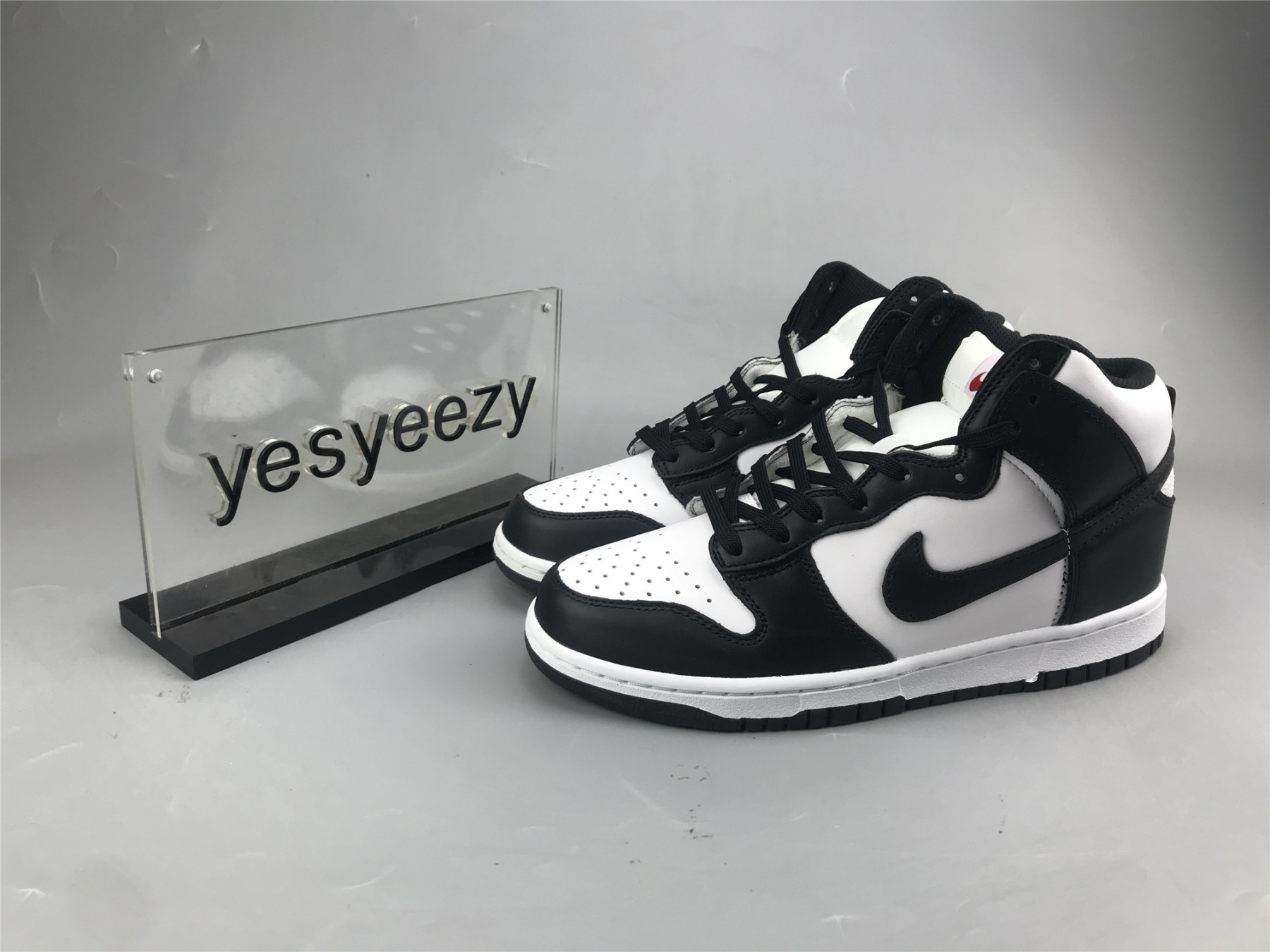 UA NIKE WMNS DUNK HIGH 