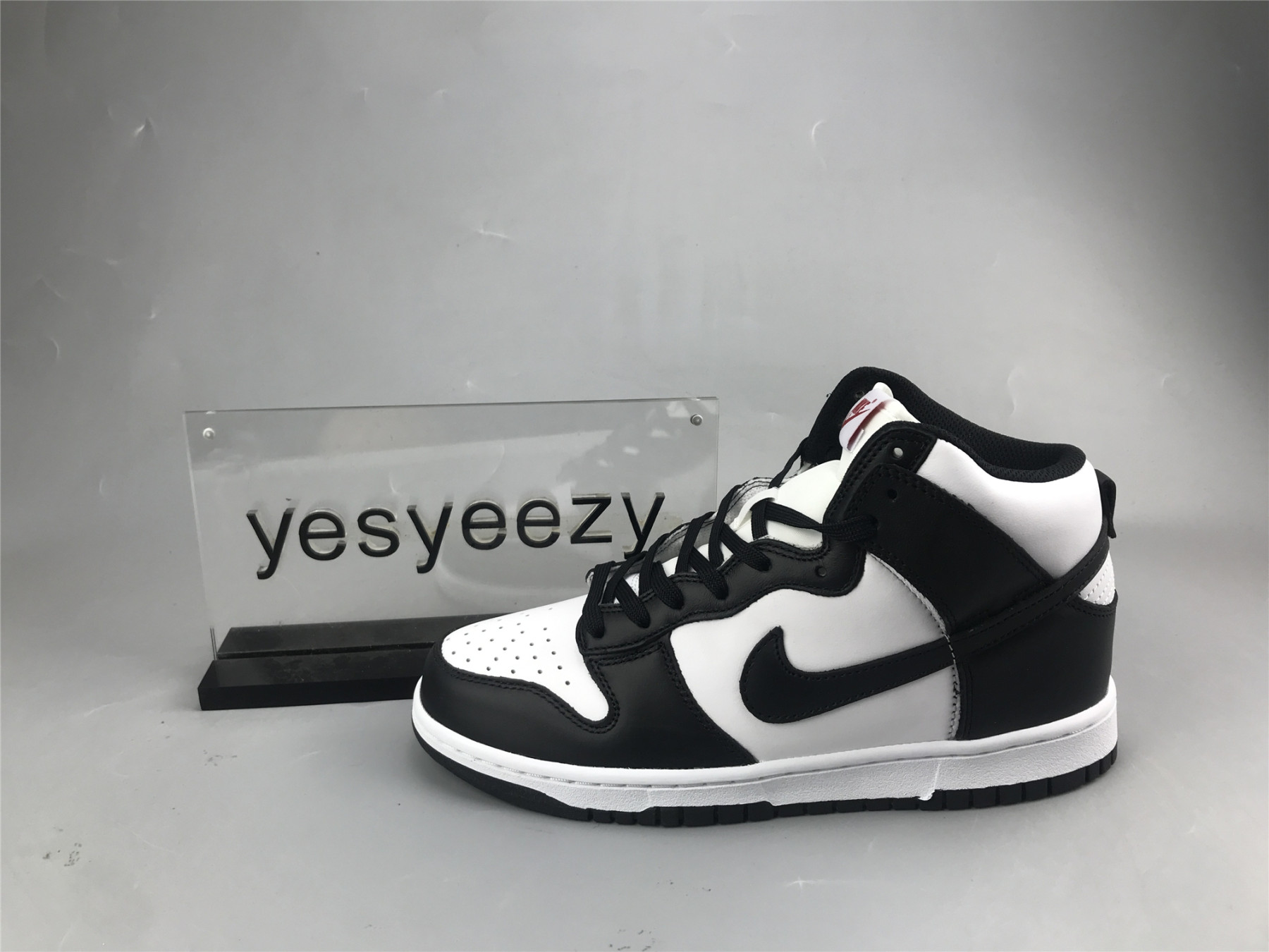 UA NIKE WMNS DUNK HIGH 