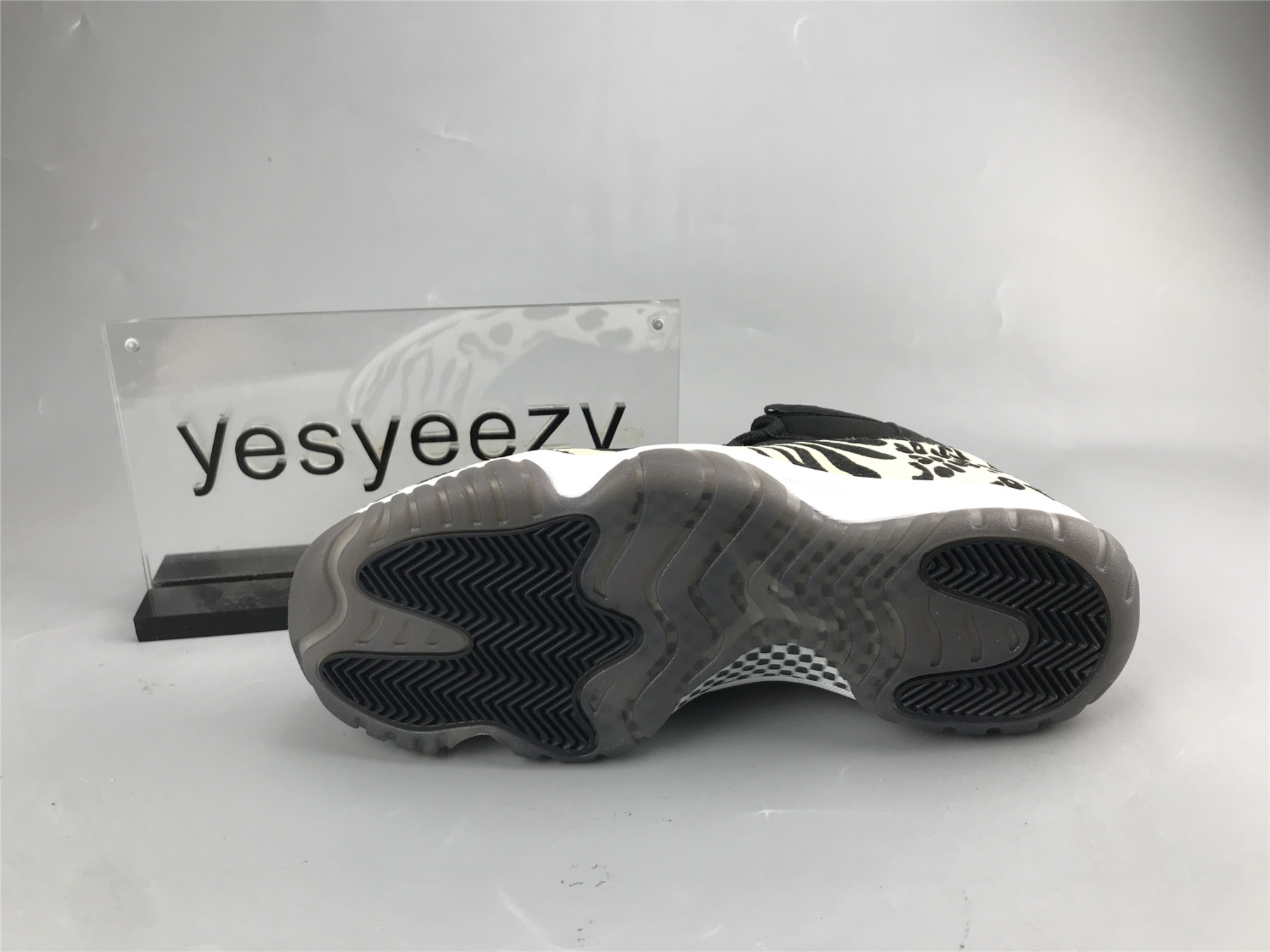 UA WMNS AIR JORDAN 11 RETRO 