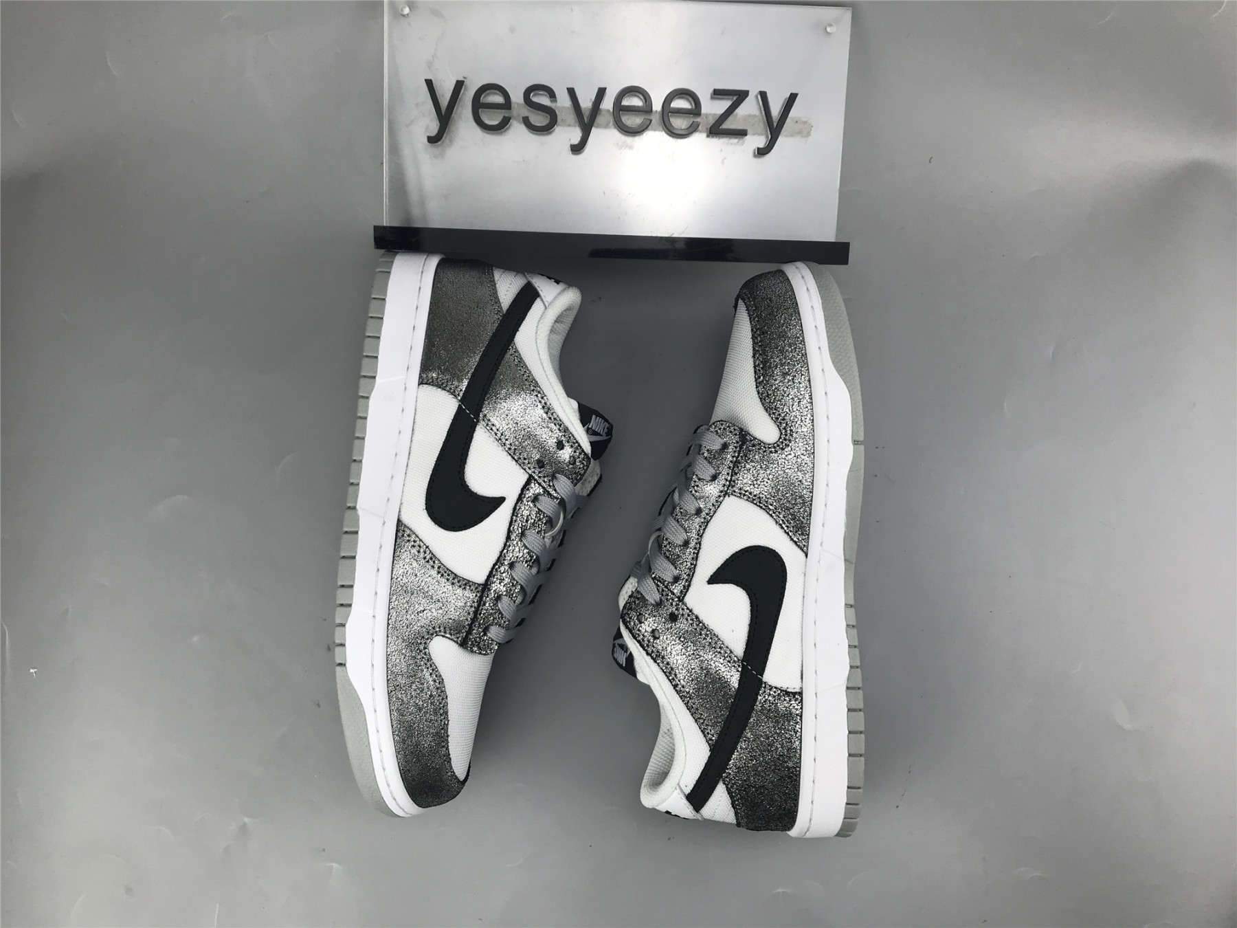 UA NIKE WMNS DUNK LOW 