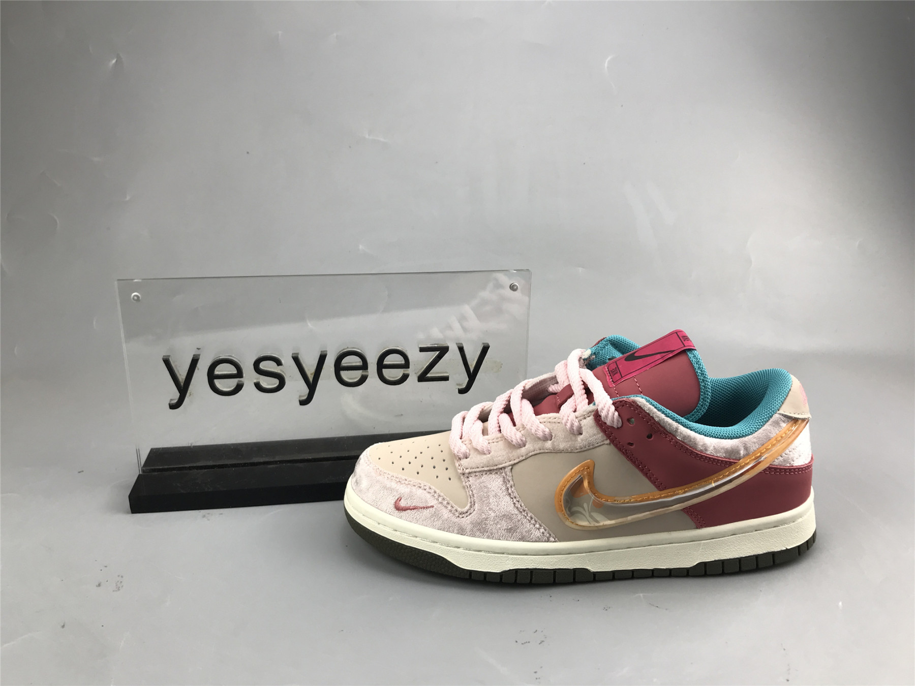 UA NIKE SOCIAL STATUS X DUNK MID 