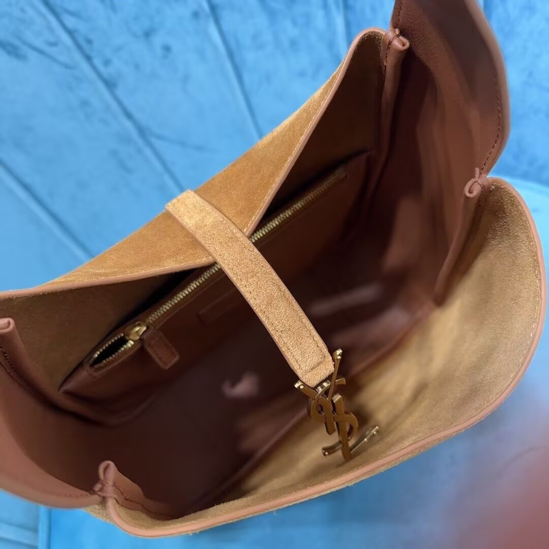 Y51 LE 5 À 7 S*pPLE IN SUEDE 23x22x8.5cm