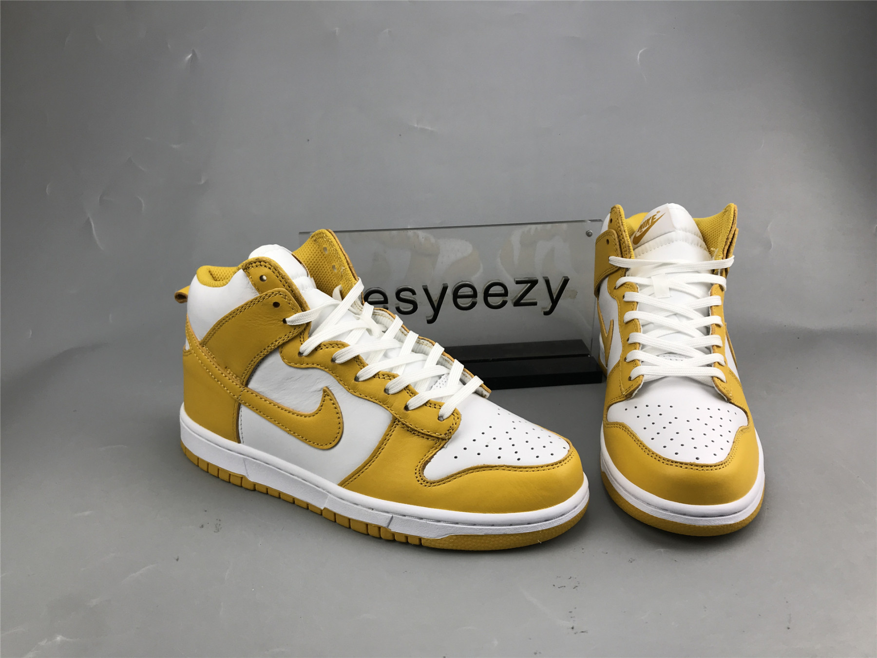 UA NIKE WMNS DUNK HIGH 