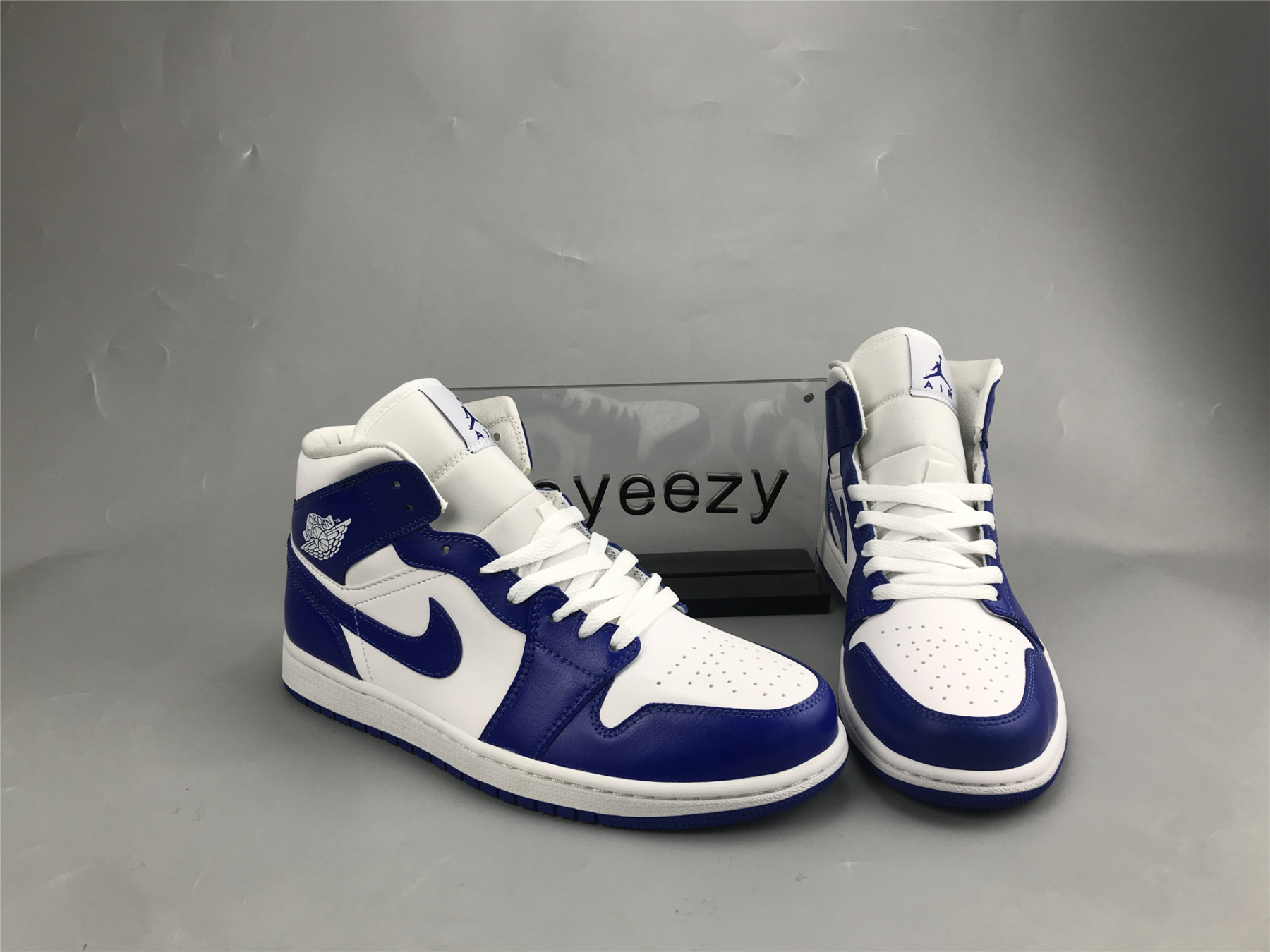 UA WMNS AIR JORDAN 1 MID